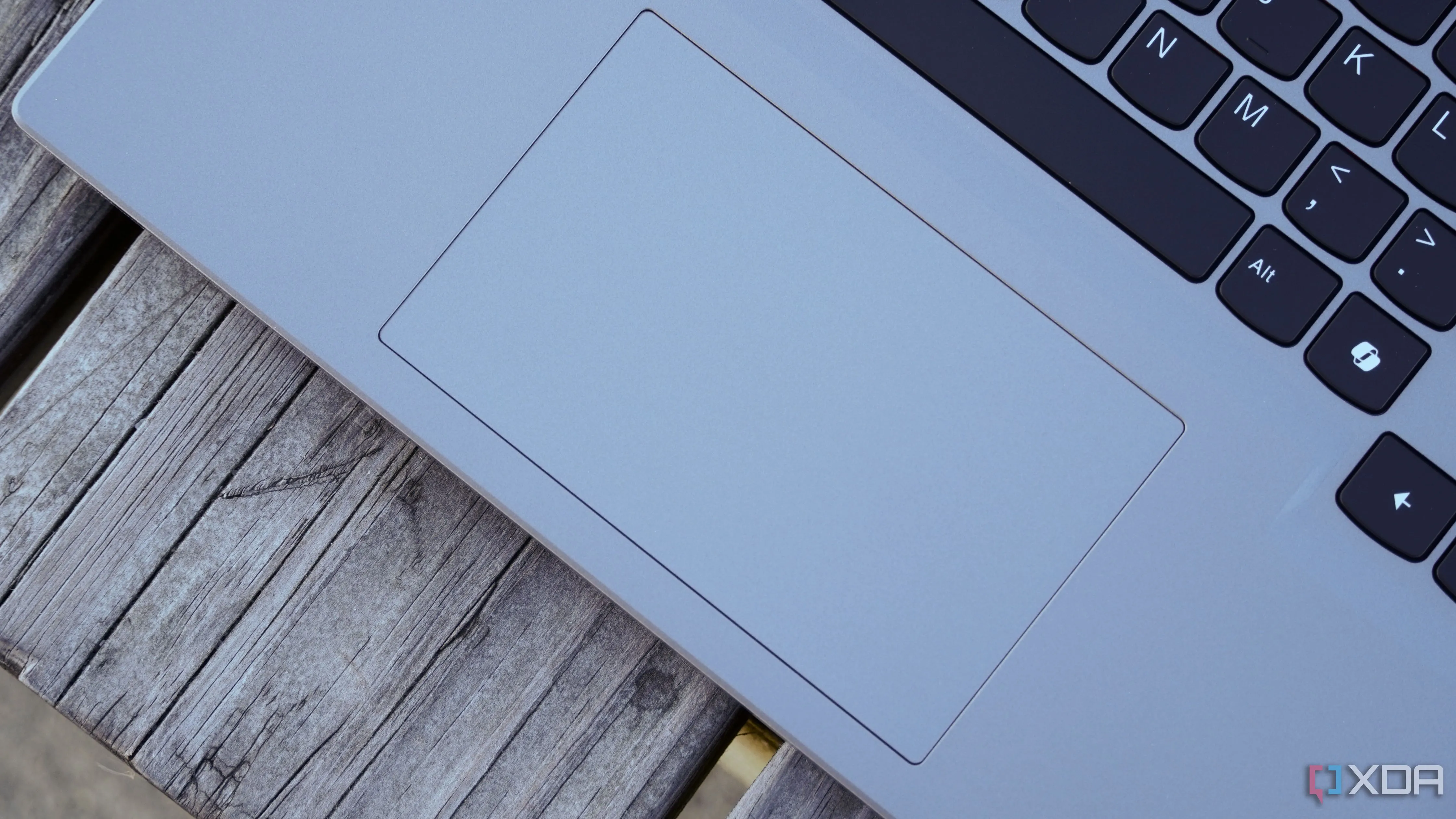 Cận cảnh bàn di chuột laptop và tiềm năng tùy biến cử chỉ trên Linux Mint