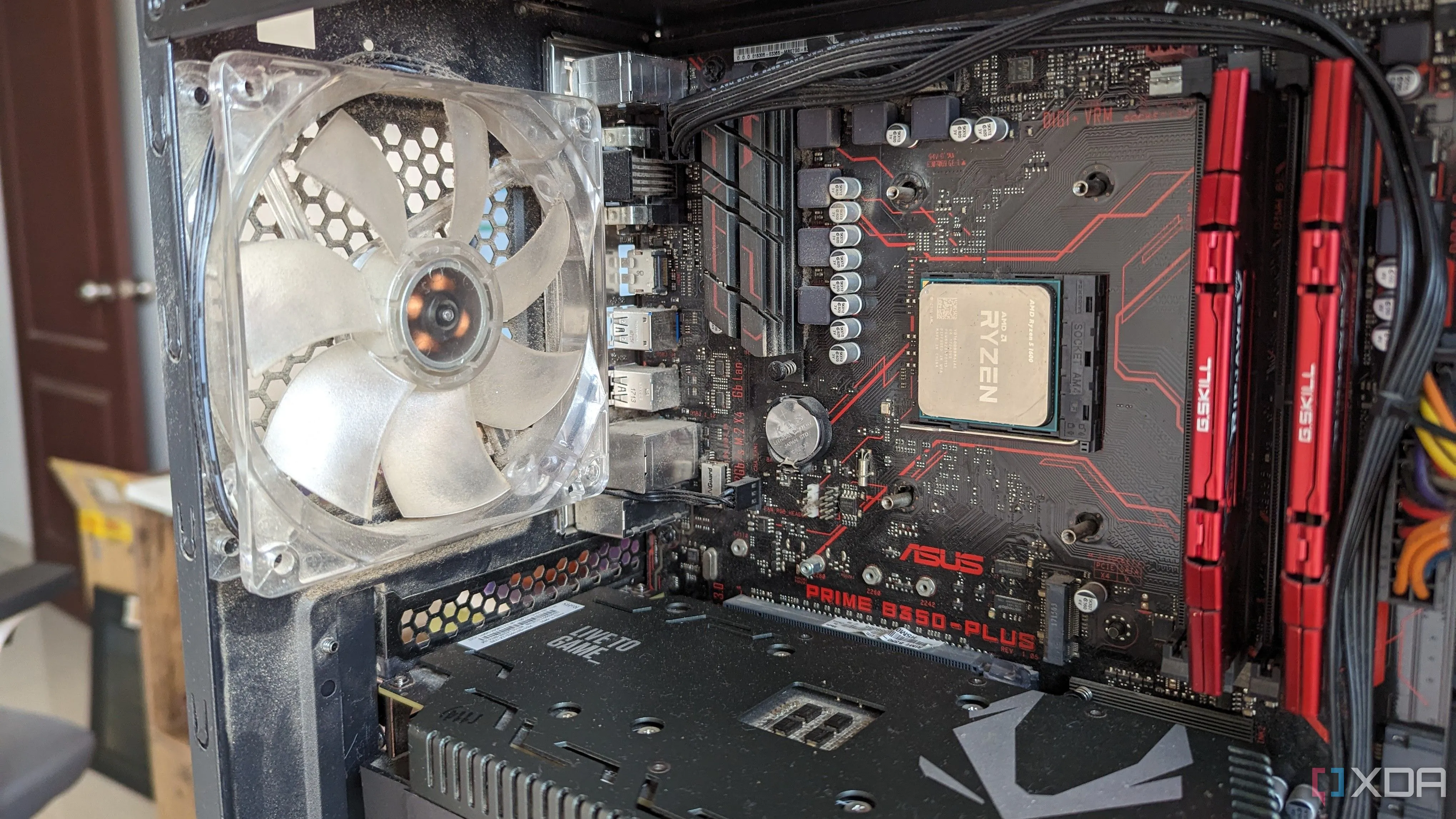 Cận cảnh bên trong một PC gaming với CPU, GPU, bo mạch chủ và RAM, cho thấy sự phức tạp và chi phí của linh kiện.