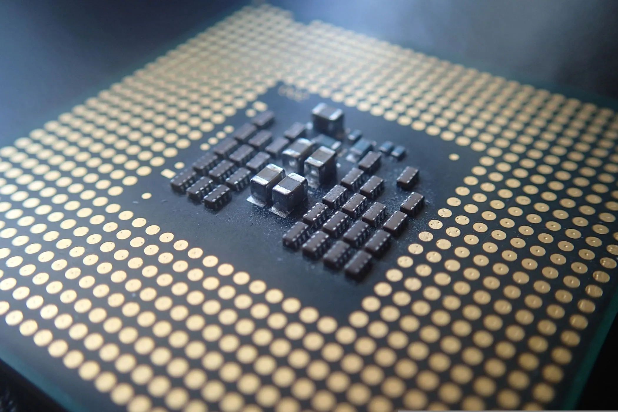 Cận cảnh bộ vi xử lý Intel i7, đại diện cho linh kiện máy tính quan trọng bị ảnh hưởng bởi thiếu hụt chip và biến động kinh tế.