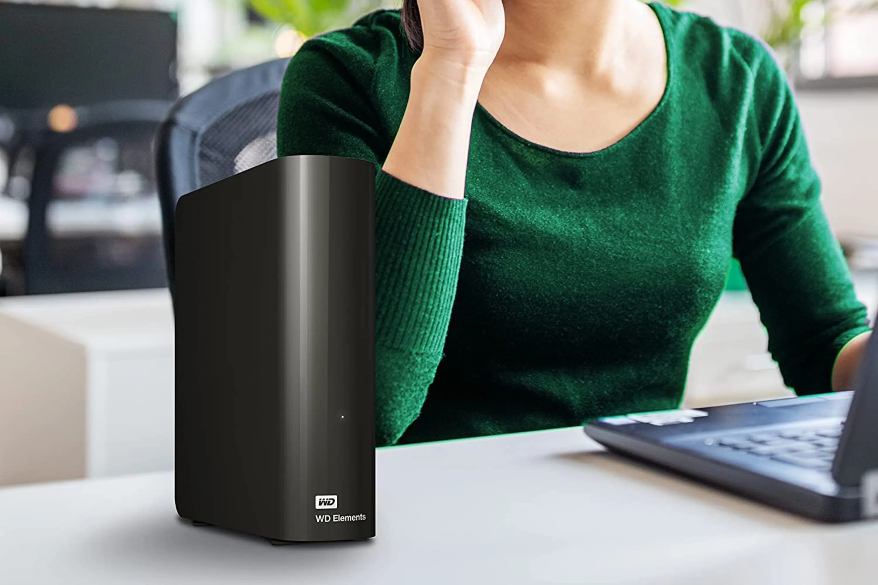 Cận cảnh các cổng kết nối USB 3.0, nguồn và khe bảo mật Kensington trên ổ cứng WD Elements