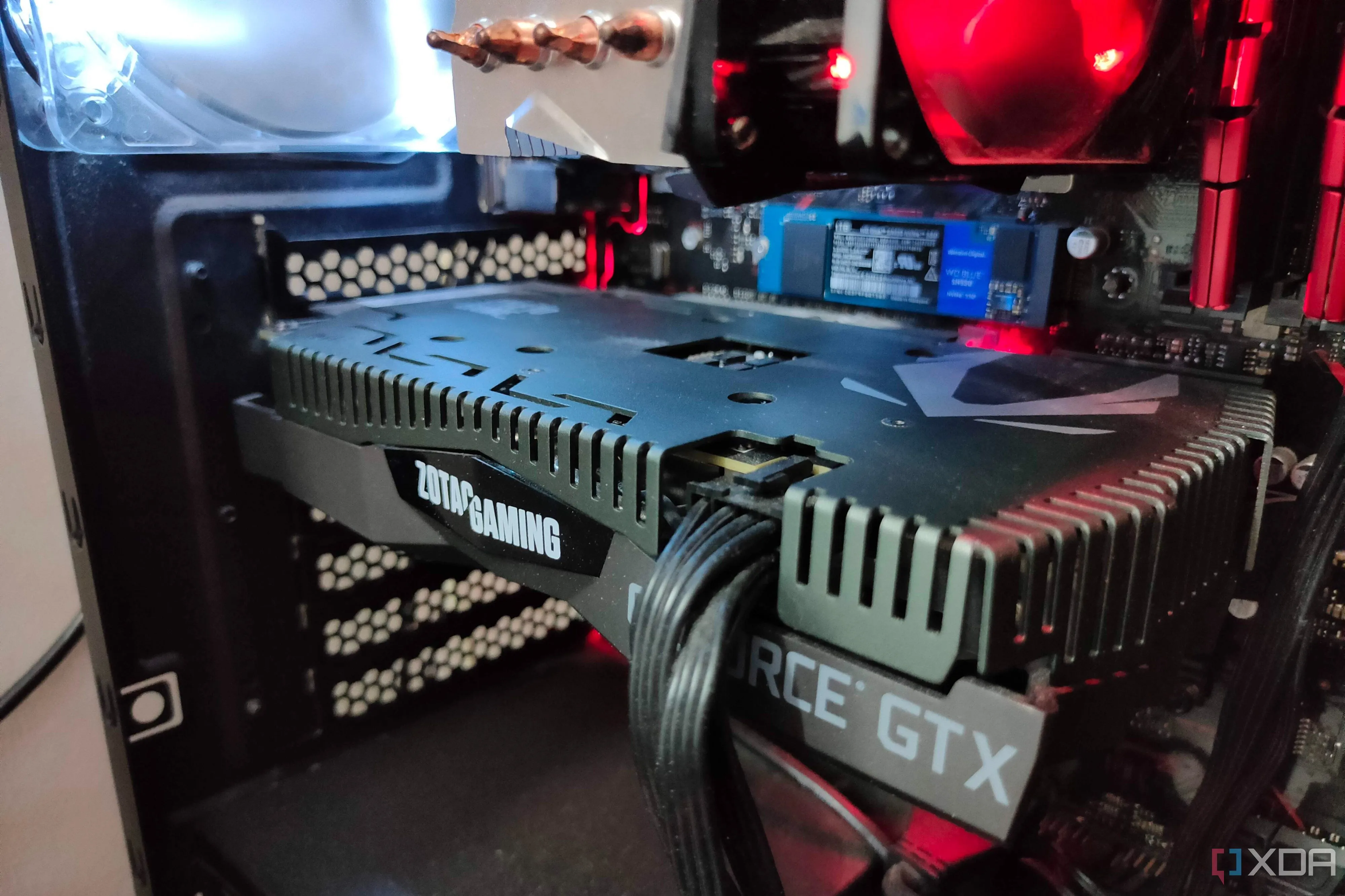 Cận cảnh card đồ họa GPU bên trong máy tính gaming, sức mạnh xử lý game hiện đại