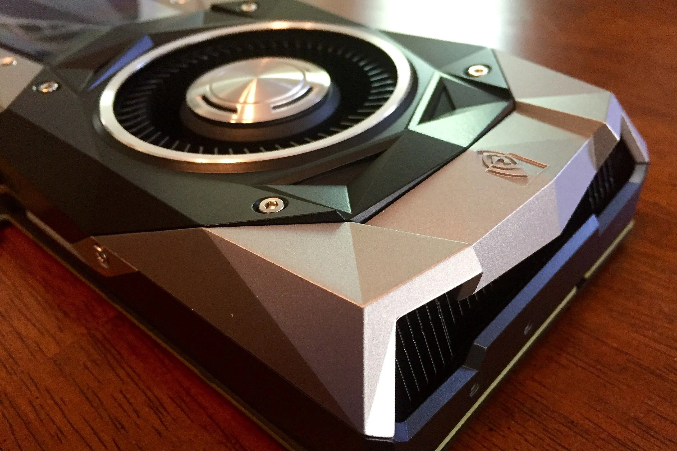 Cận cảnh card đồ họa GTX 1080 Ti Founder's Edition, một ví dụ về GPU cũ có dung lượng VRAM tốt.
