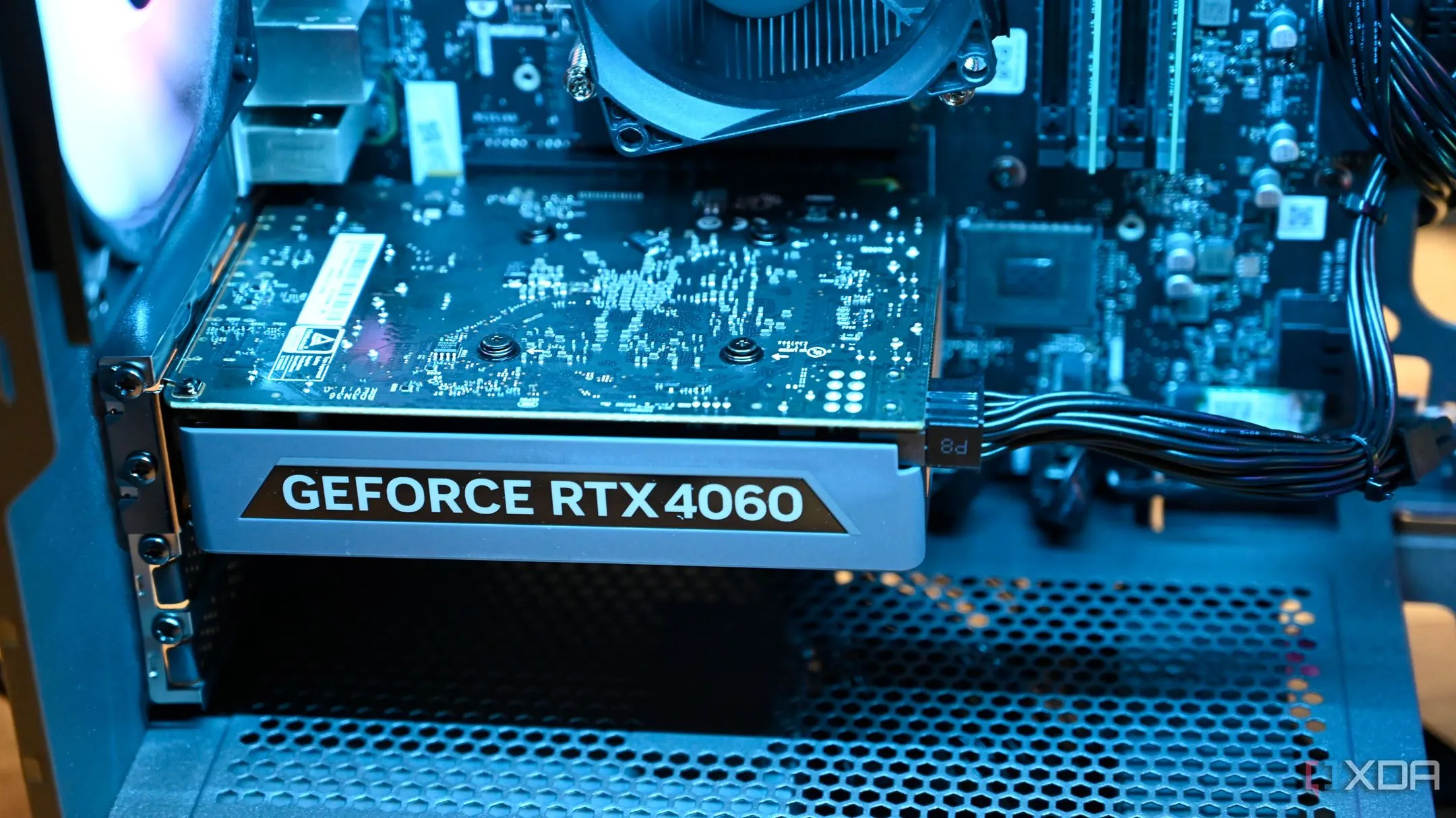 Cận cảnh card đồ họa NVIDIA GeForce RTX 4060 bên trong bộ máy tính chơi game Lenovo Legion Tower 5i Gen 8.