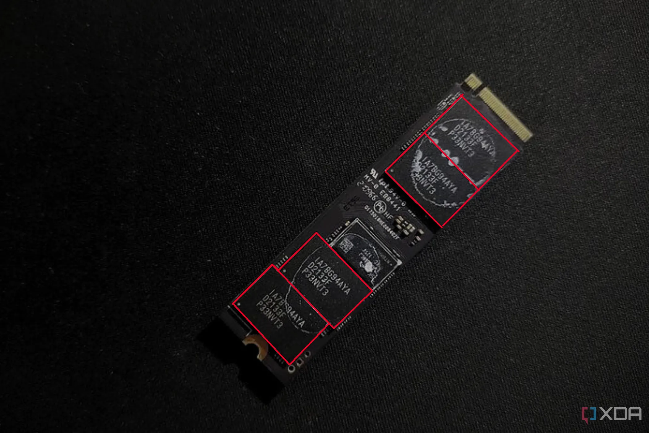 Cận cảnh chip NAND Flash trên bo mạch SSD, minh họa công nghệ NAND Gen 5 bền bỉ và an toàn dữ liệu