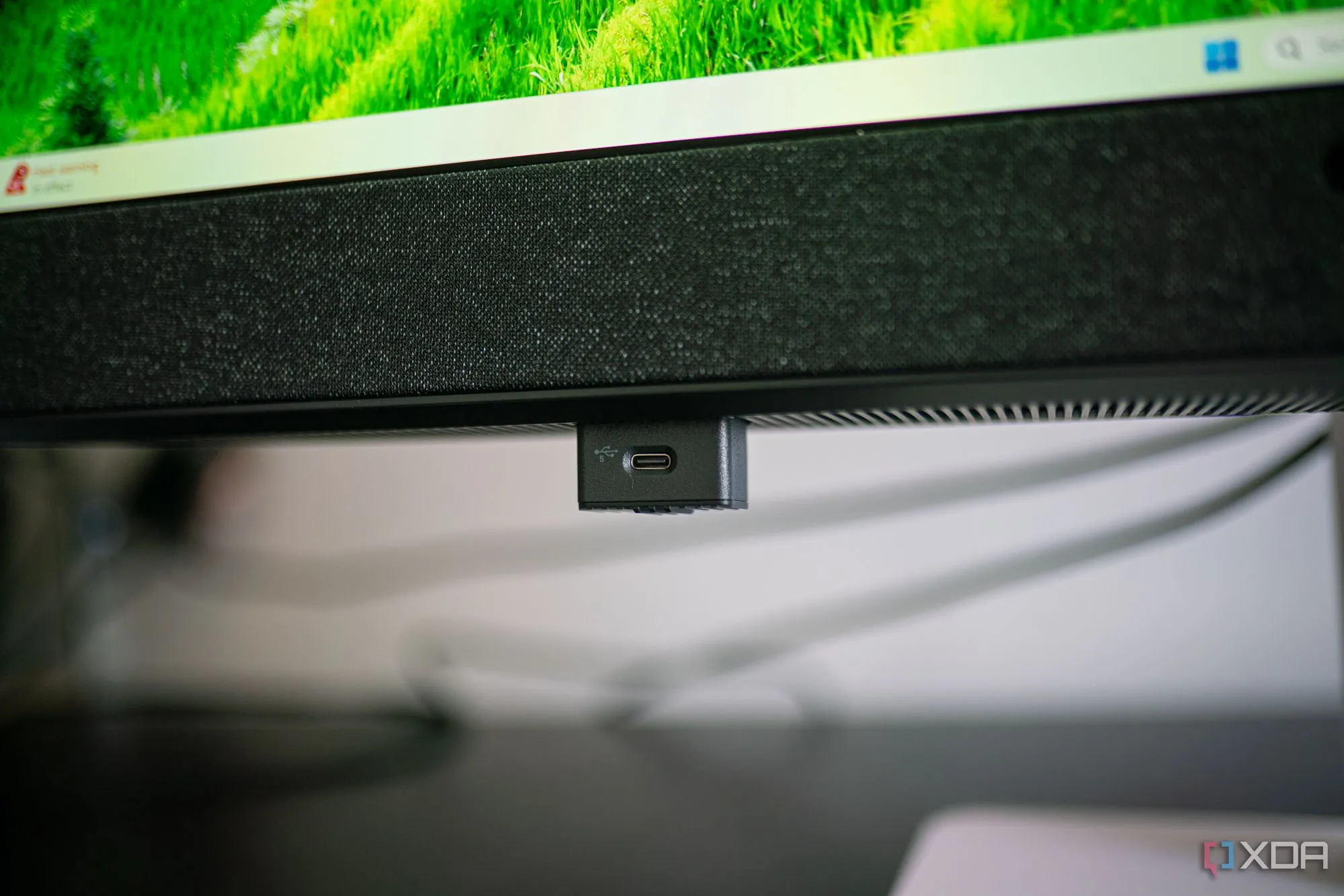 Cận cảnh mặt sau màn hình Dell 32 Plus QD-OLED, hiển thị các cổng kết nối và khả năng điều chỉnh chân đế