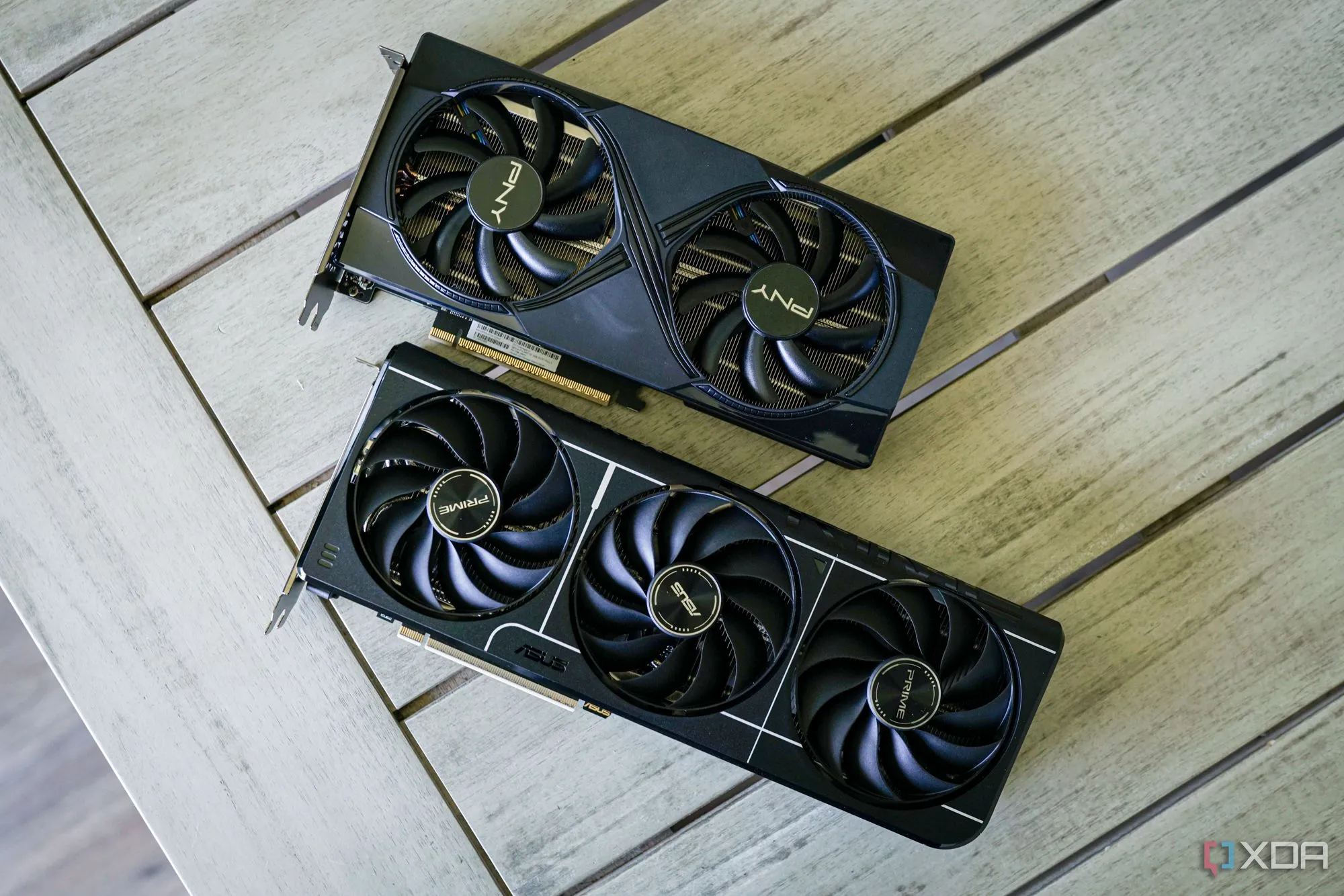 Cận cảnh một card đồ họa Gigabyte GeForce RTX 50 series, nơi gel tản nhiệt thừa có thể bị rò rỉ ra ngoài cổng PCIe, gây lo ngại cho người dùng