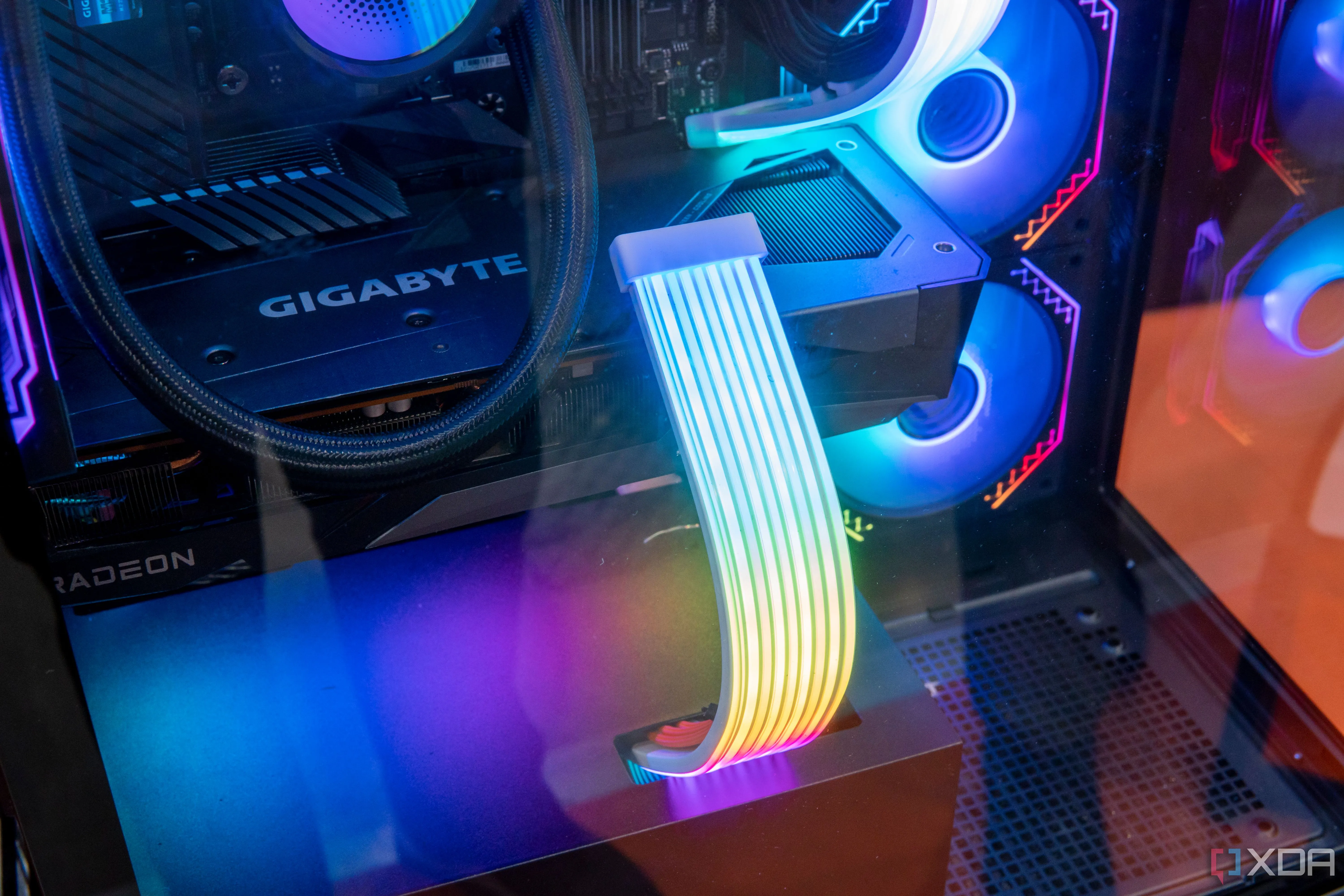 Cận cảnh tản nhiệt nước AIO Xigmatek Endorphin 9 với dây cáp RGB sáng tạo
