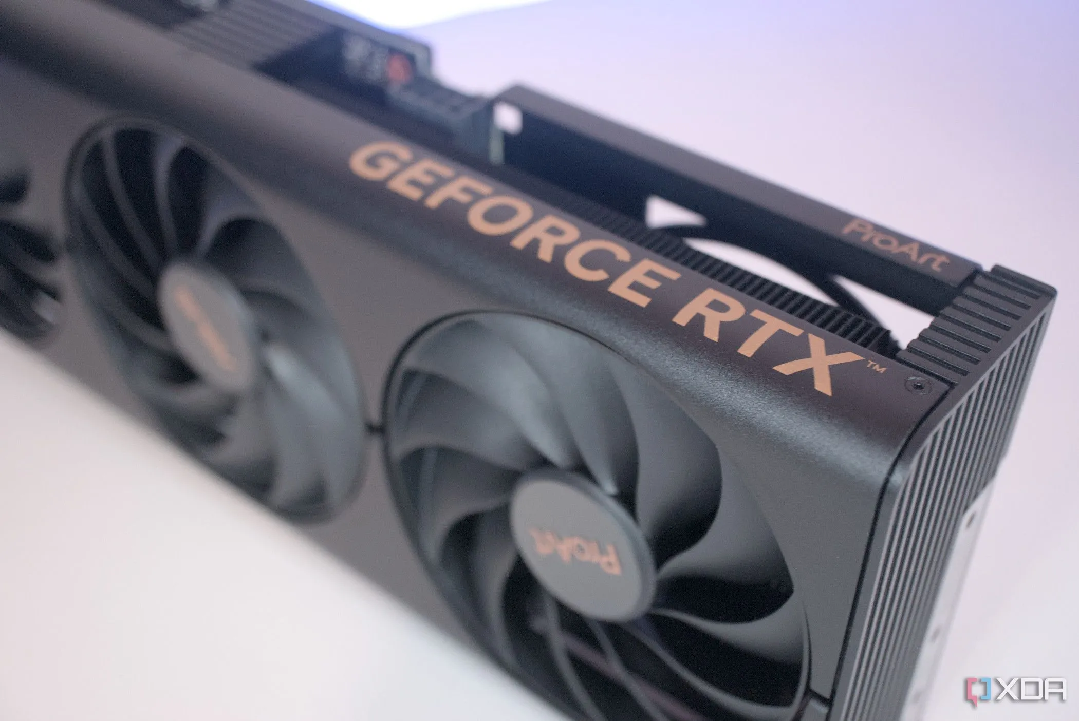 Cận cảnh thiết kế card đồ họa Nvidia GeForce RTX 4060 của Asus ProArt