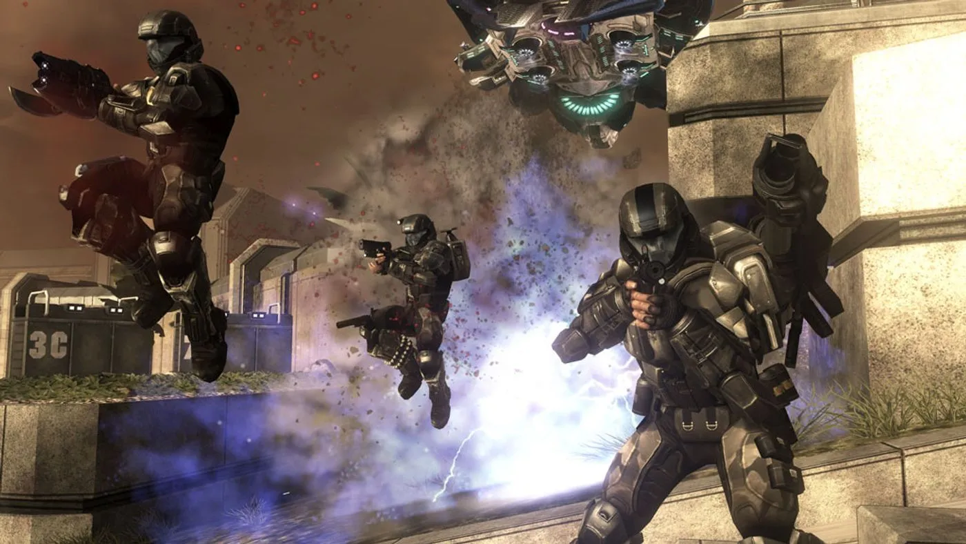 Cảnh chiến đấu trong Halo 3 ODST với lính ODST sử dụng vũ khí và kỹ năng chiến đấu trong môi trường đô thị bị tàn phá
