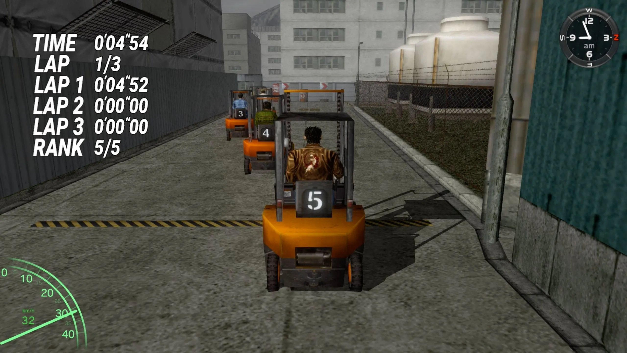 Cảnh đua xe nâng trong game Shenmue, thể hiện sự đa dạng của các hoạt động trong một thế giới mở chi tiết và sống động.