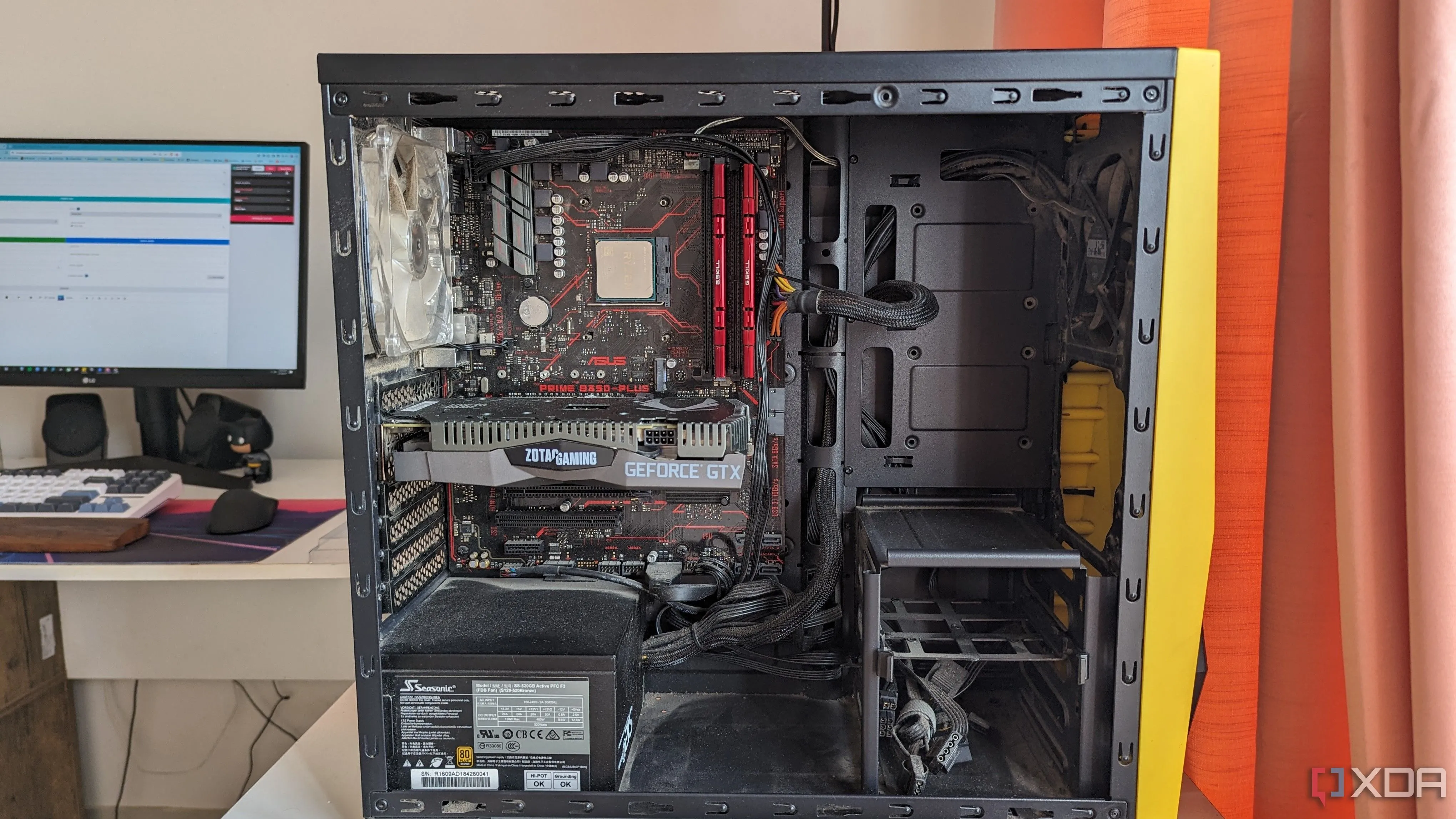 Cảnh nhìn từ cạnh bên của một chiếc PC chơi game với nắp vỏ đã được tháo