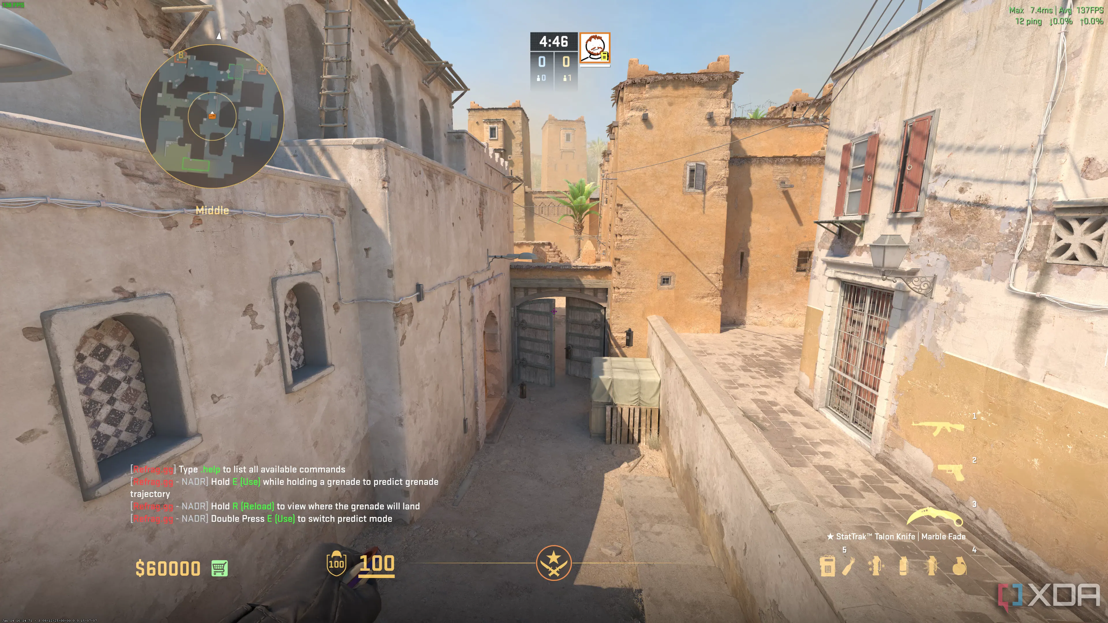 Cảnh trong Counter-Strike 2 tại một con hẻm trong bối cảnh chợ