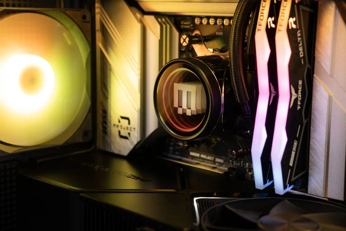 Cáp bo mạch chủ được giấu gọn gàng bên trong PC Maingear, minh họa sự phức tạp của các thiết lập hệ thống