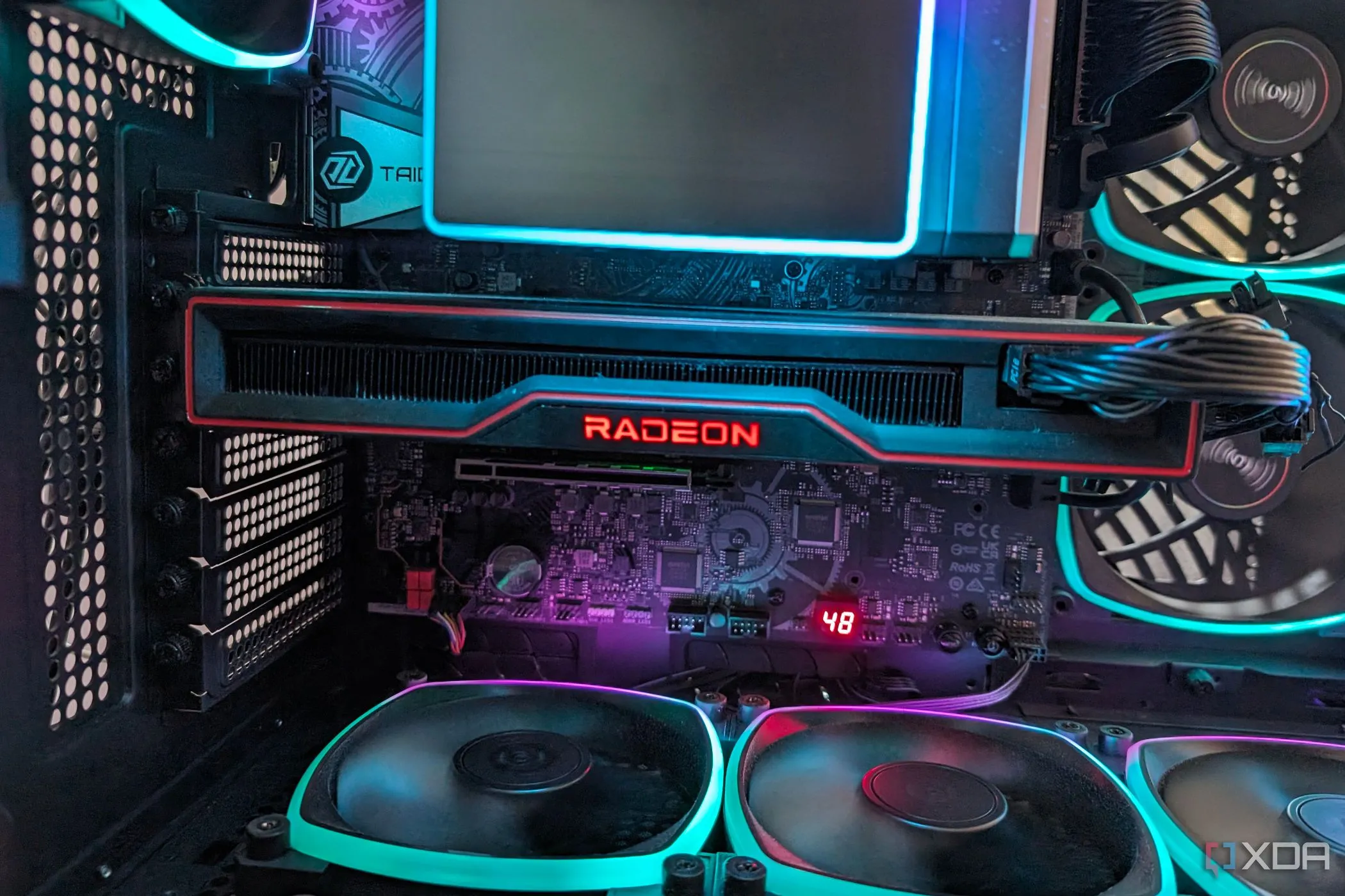 Card đồ họa AMD Radeon RX 6800 trong thùng máy tính với đèn RGB