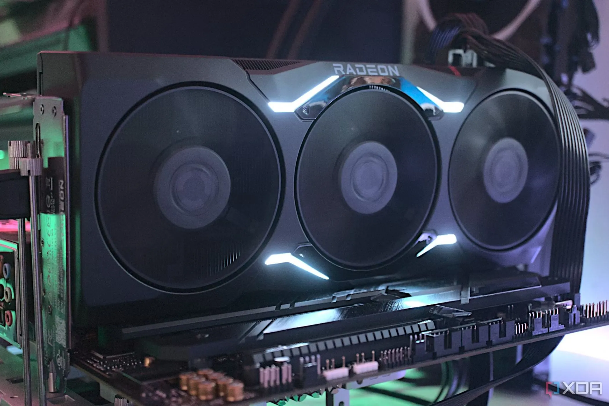 Card đồ họa AMD Radeon RX 7900 XTX mạnh mẽ, tối ưu cho các tác vụ đòi hỏi hiệu năng cao