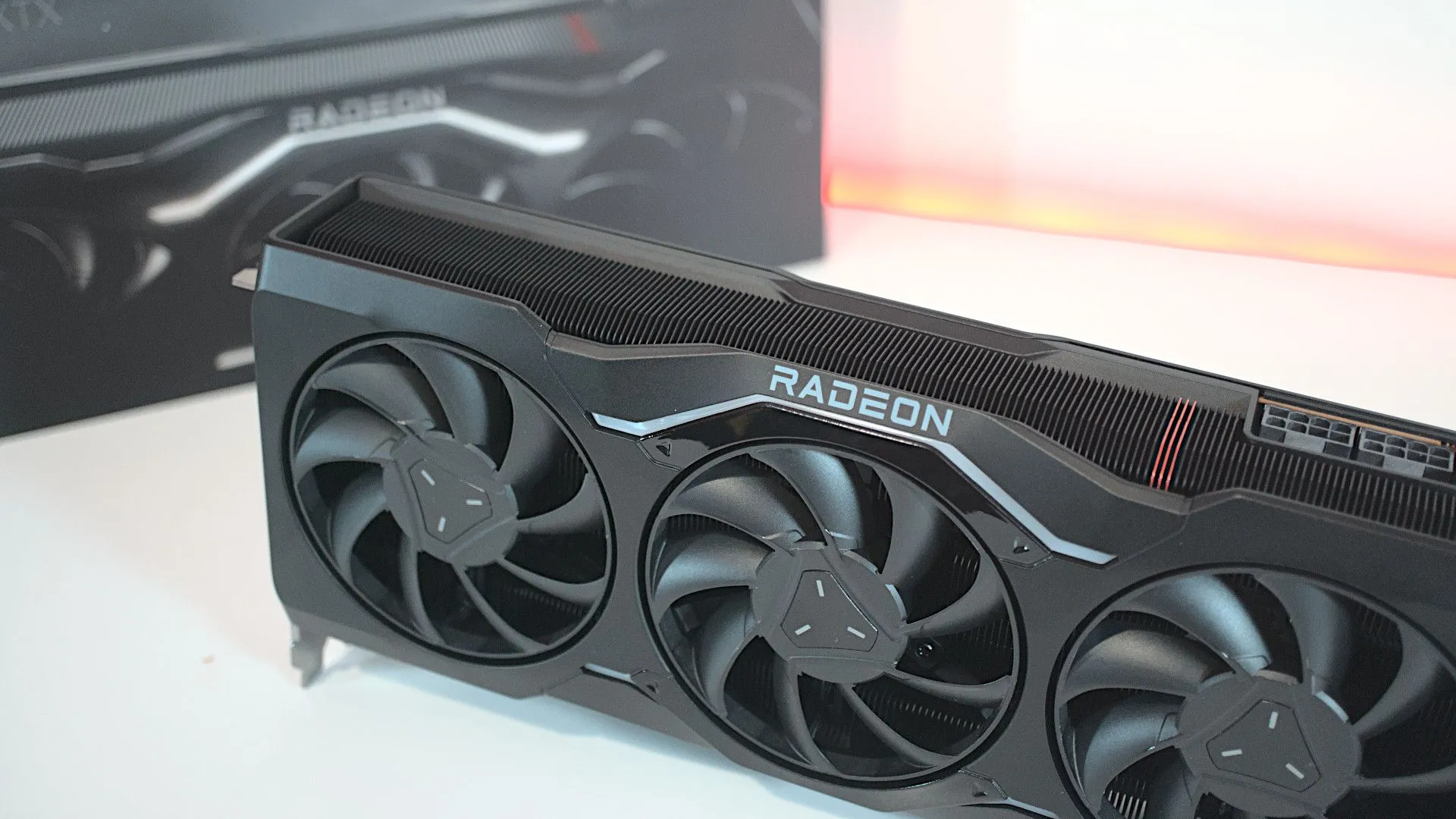 Card đồ họa AMD Radeon RX 7900 XTX minh họa cho thế hệ GPU RDNA trước đây