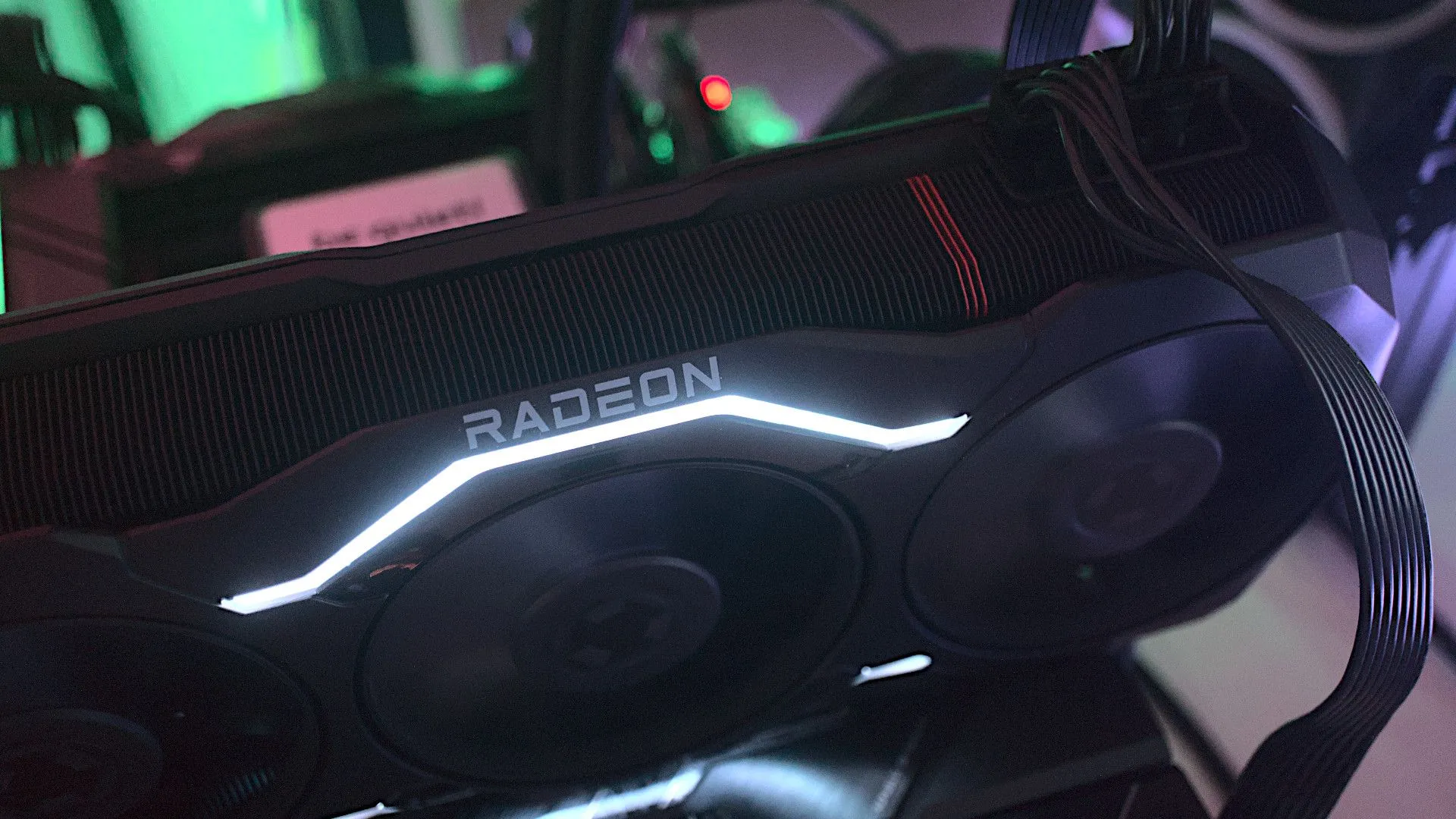 Card đồ họa AMD Radeon RX 7900 XTX thế hệ mới với thiết kế tham chiếu