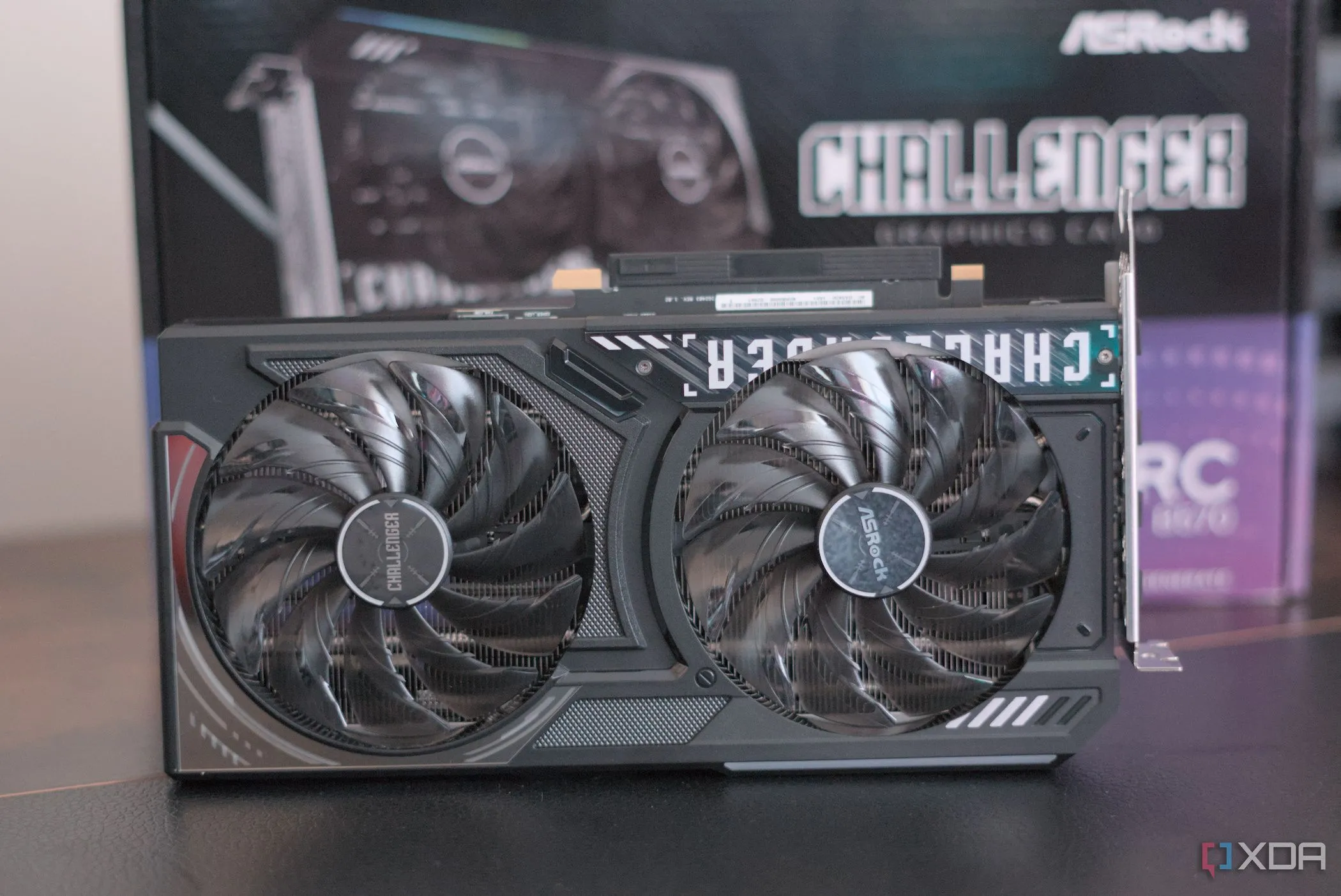 Card đồ họa ASRock Arc B570 Challenger với quạt tản nhiệt, minh họa cho thành công của GPU Intel Battlemage
