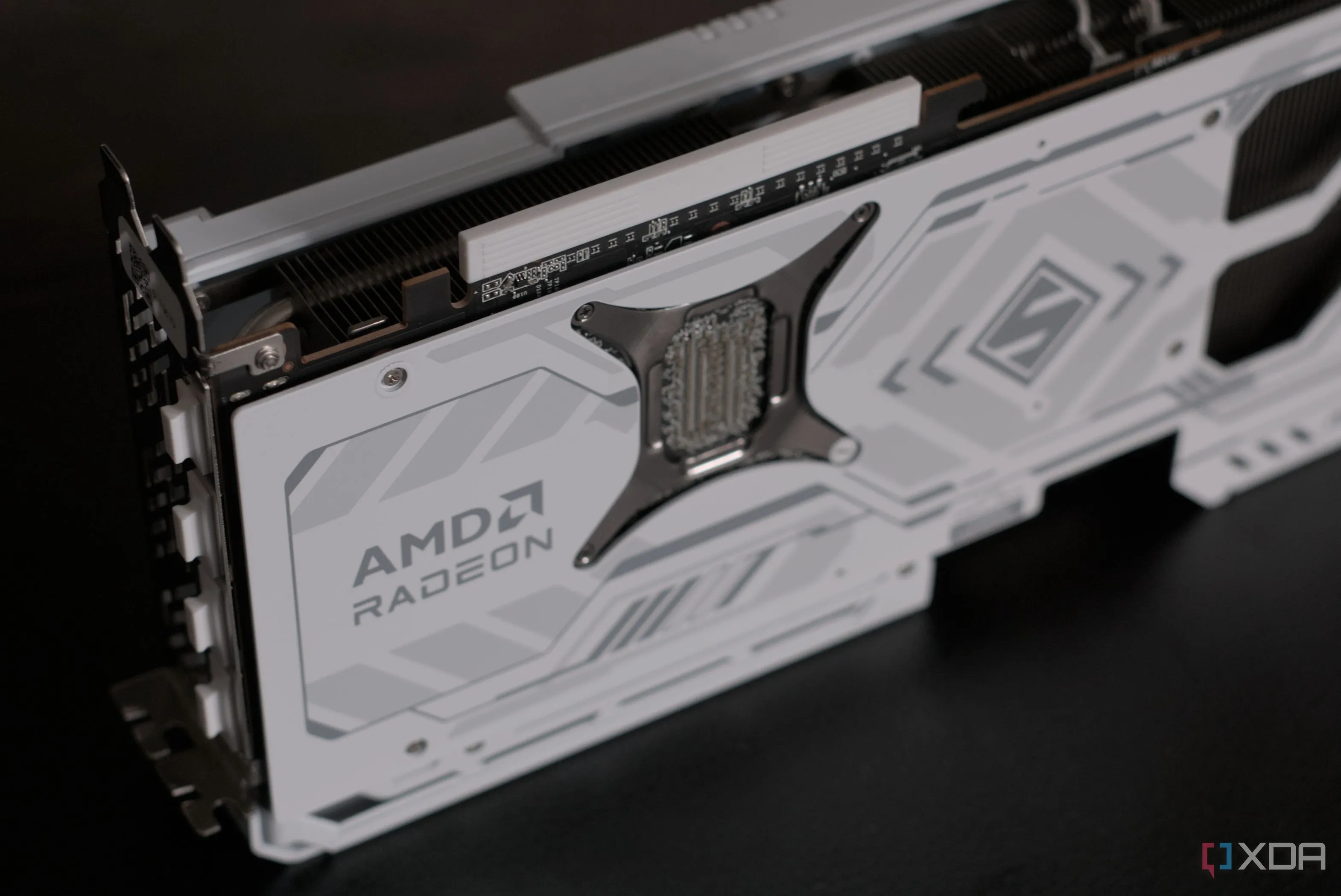 Card đồ họa ASRock Radeon RX 9070 Steel Legend với mặt lưng tản nhiệt mạnh mẽ và logo Radeon