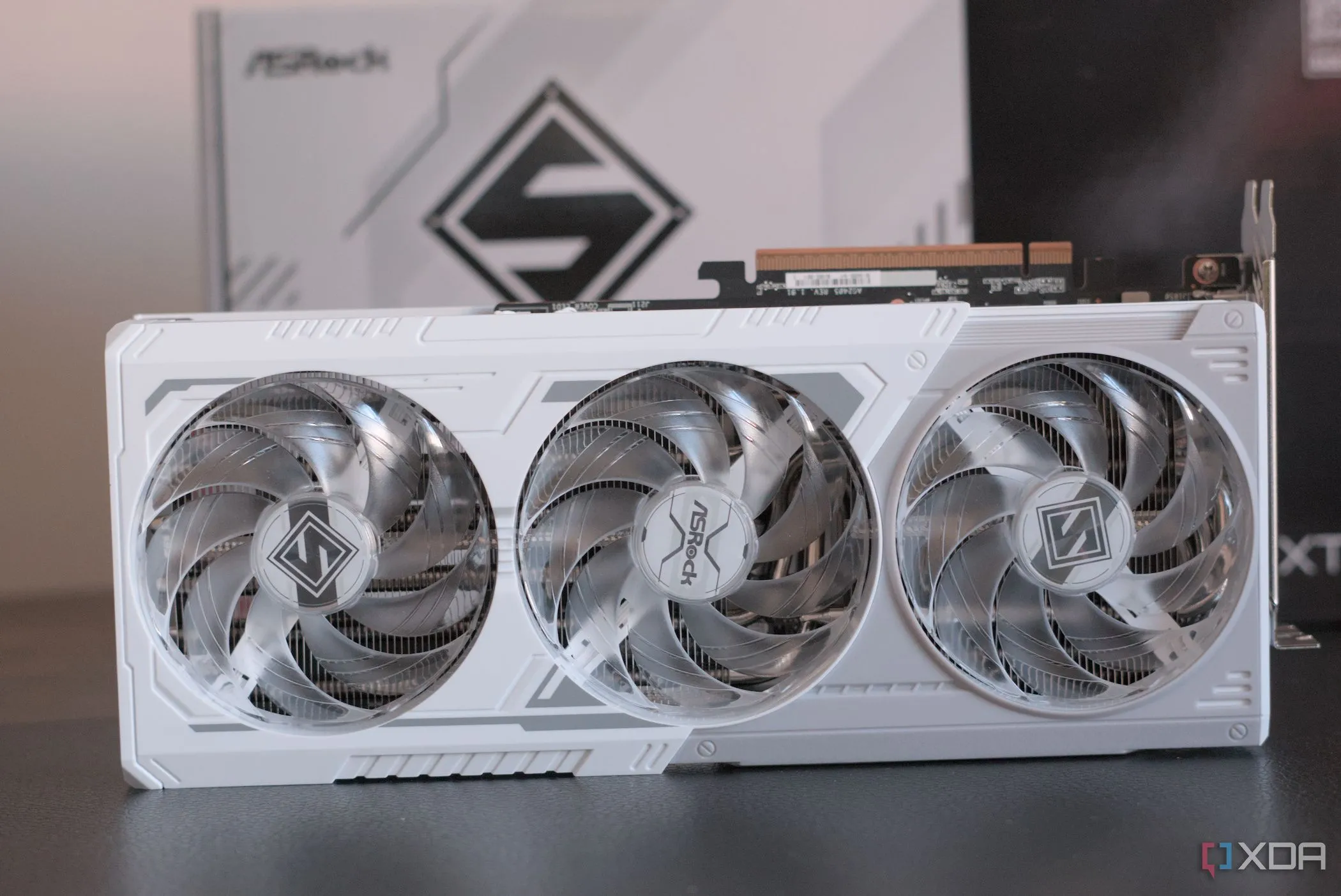 Card đồ họa ASRock Radeon RX 9070 XT Steel Legend đặt trước hộp sản phẩm
