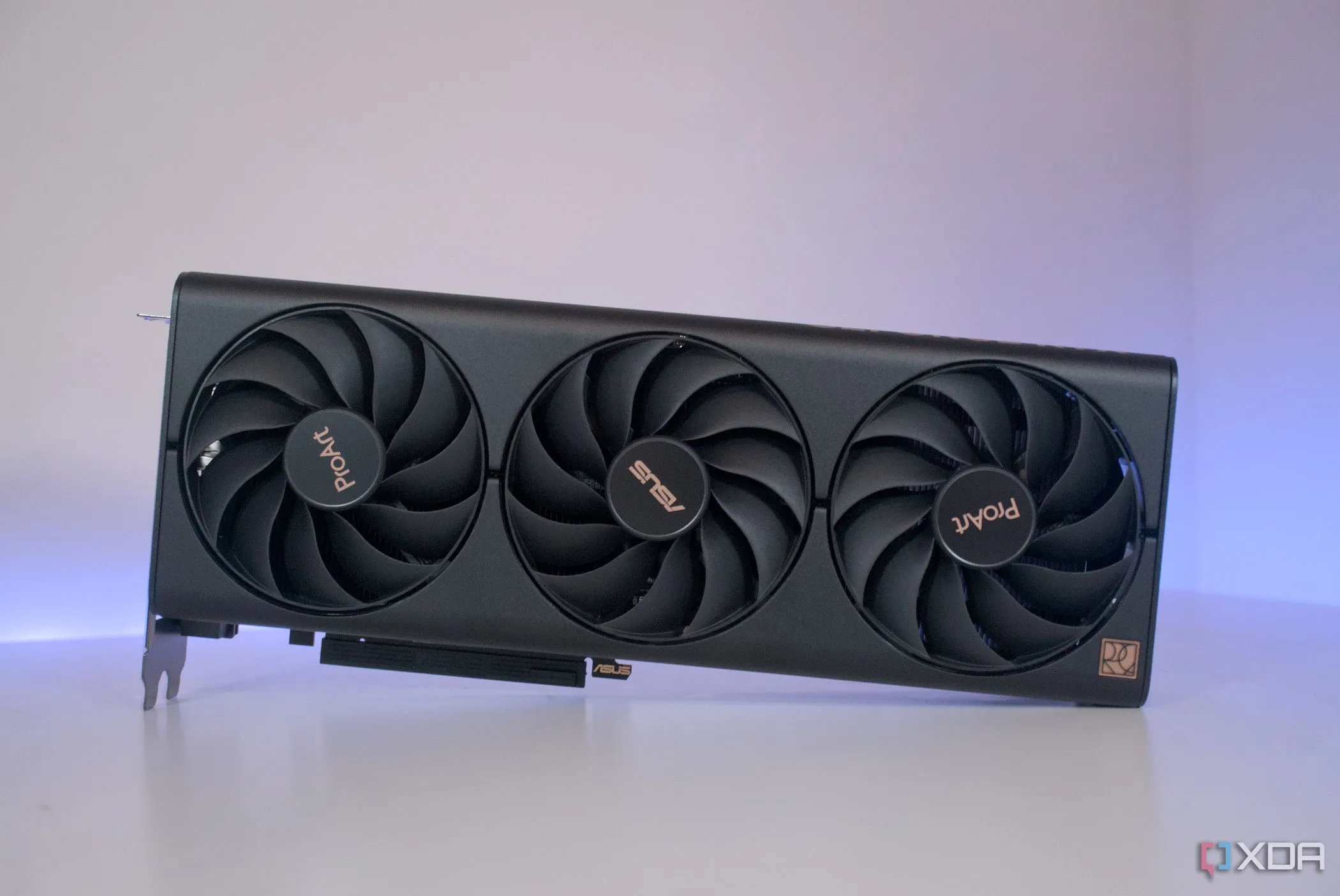 Card đồ họa Asus ProArt GeForce RTX 4060 Ti nhìn từ mặt trước, minh họa VRAM GPU tầm trung
