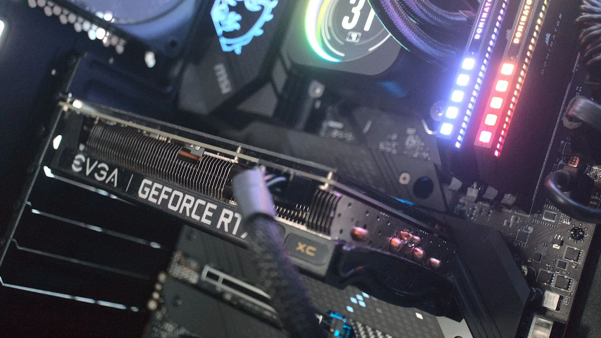 Card đồ họa EVGA NVIDIA RTX 3060 Ti được cài đặt trong máy tính, minh họa việc thiếu VRAM có thể ảnh hưởng hiệu suất