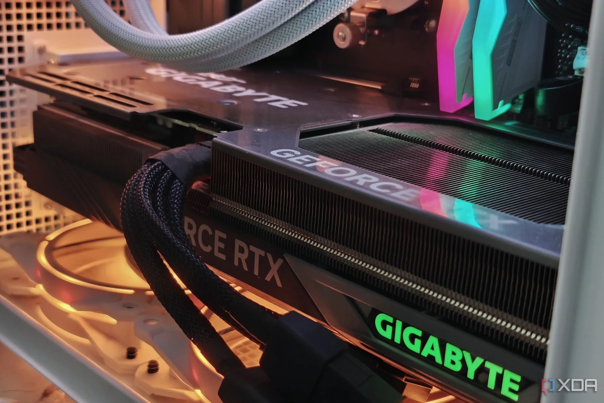 Card đồ họa Gigabyte GeForce RTX 4070 Ti Gaming OC lắp trong máy tính PC được trang bị đèn RGB, minh họa linh kiện hiện đại khi build PC.