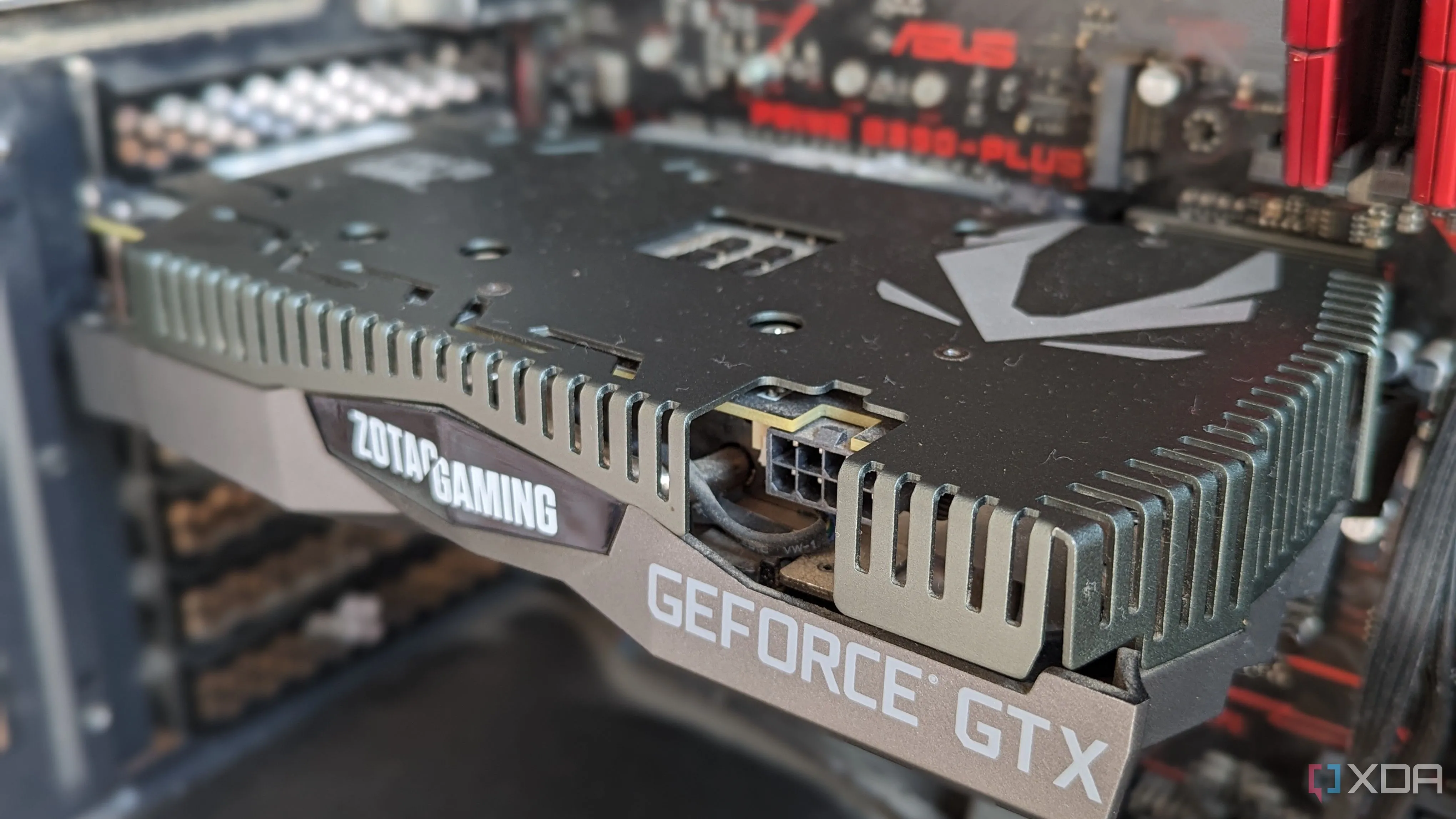 Card đồ họa GTX 1660 Ti được lắp đặt trong PC chơi game, minh chứng cho sự hài lòng với cấu hình cũ mà không cần nâng cấp liên tục