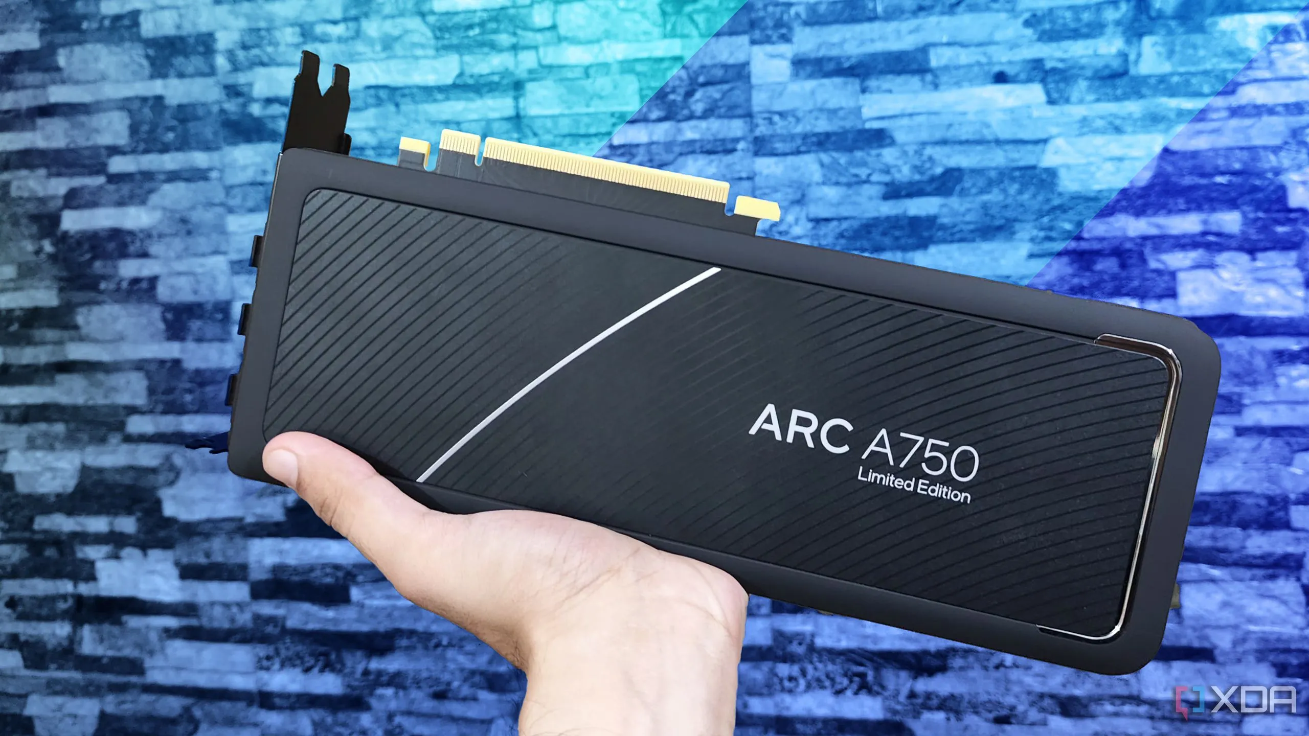 Card đồ họa Intel Arc A750, minh họa khó khăn khi tháo lắp