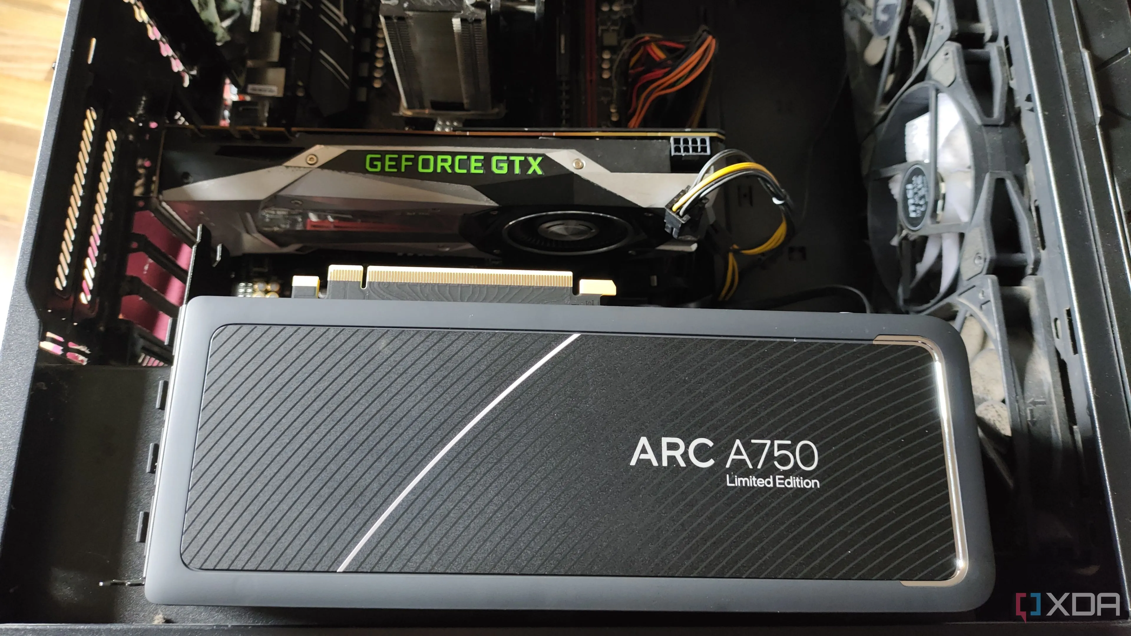 Card đồ họa Intel Arc A750 và vỏ case PC, ví dụ về hạ áp GPU