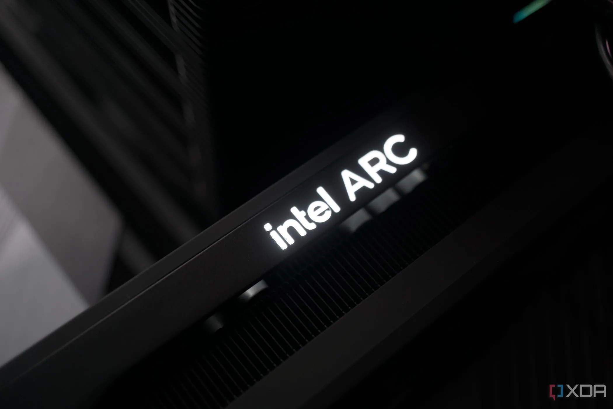 Card đồ họa Intel Arc B580 được lắp đặt trong hệ thống PC, thể hiện sự tích hợp dễ dàng của GPU Battlemage vào cấu hình gaming phổ thông.