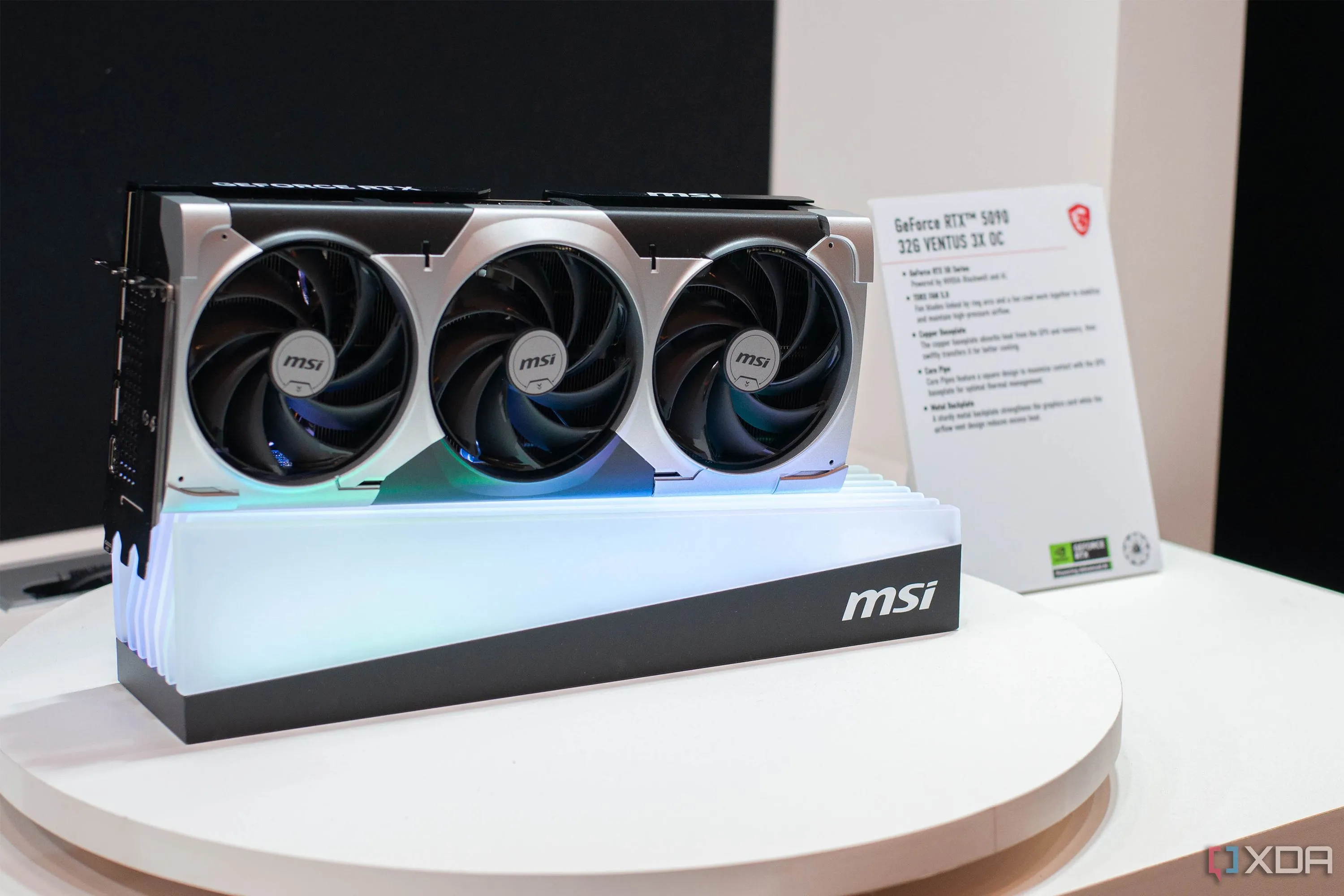 Card đồ họa MSI RTX 5090 trưng bày tại CES 2025, minh họa xu hướng tăng giá GPU cao cấp