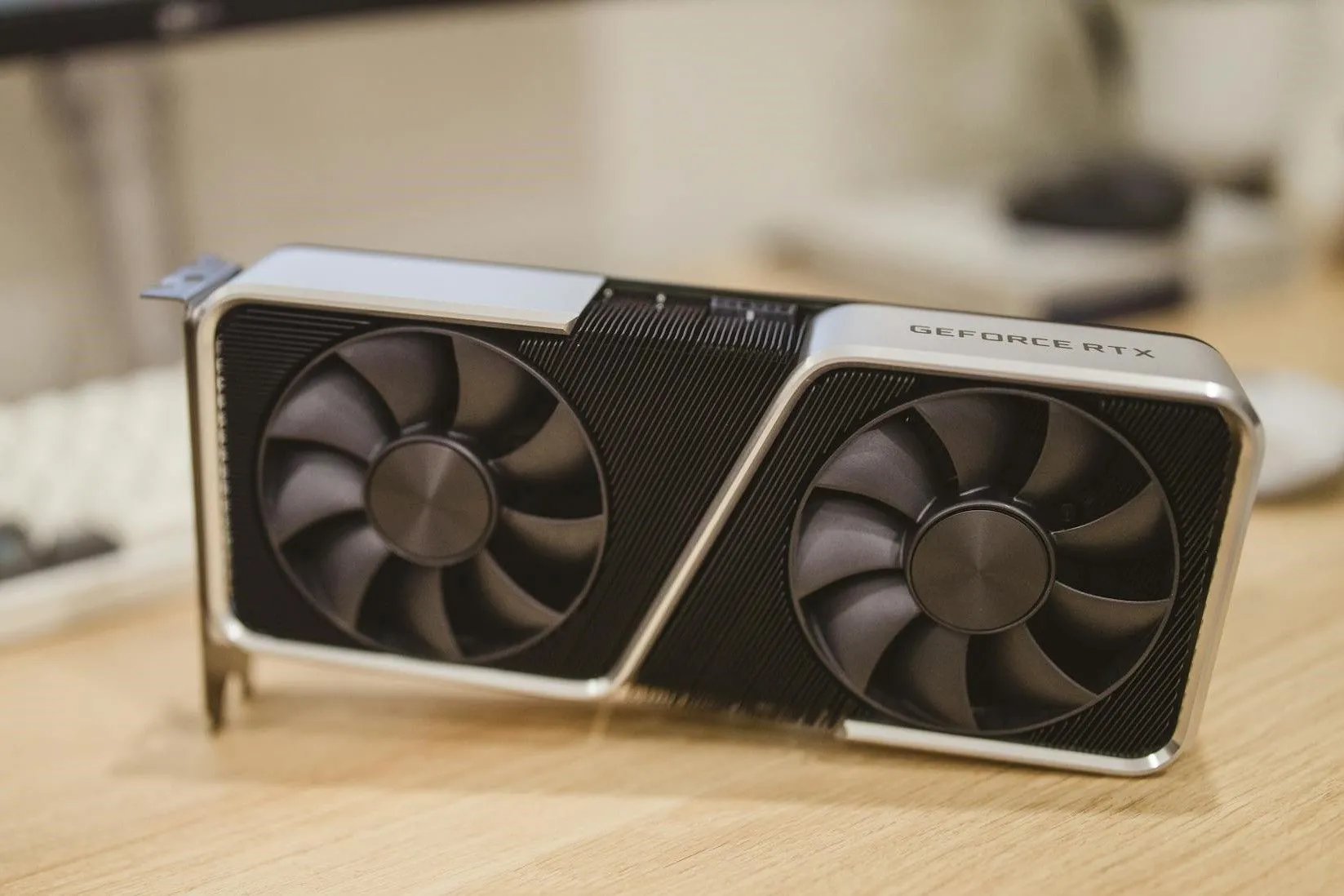 Card đồ họa NVIDIA GeForce RTX 3060 Ti Founders Edition trên bàn làm việc, một lựa chọn hiệu năng cao bị bỏ lỡ