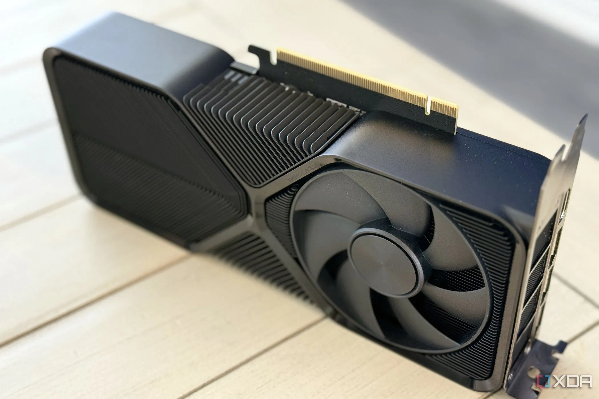 Card đồ họa NVIDIA GeForce RTX 4070 Super Founders Edition đặt đứng để lộ khe PCIe