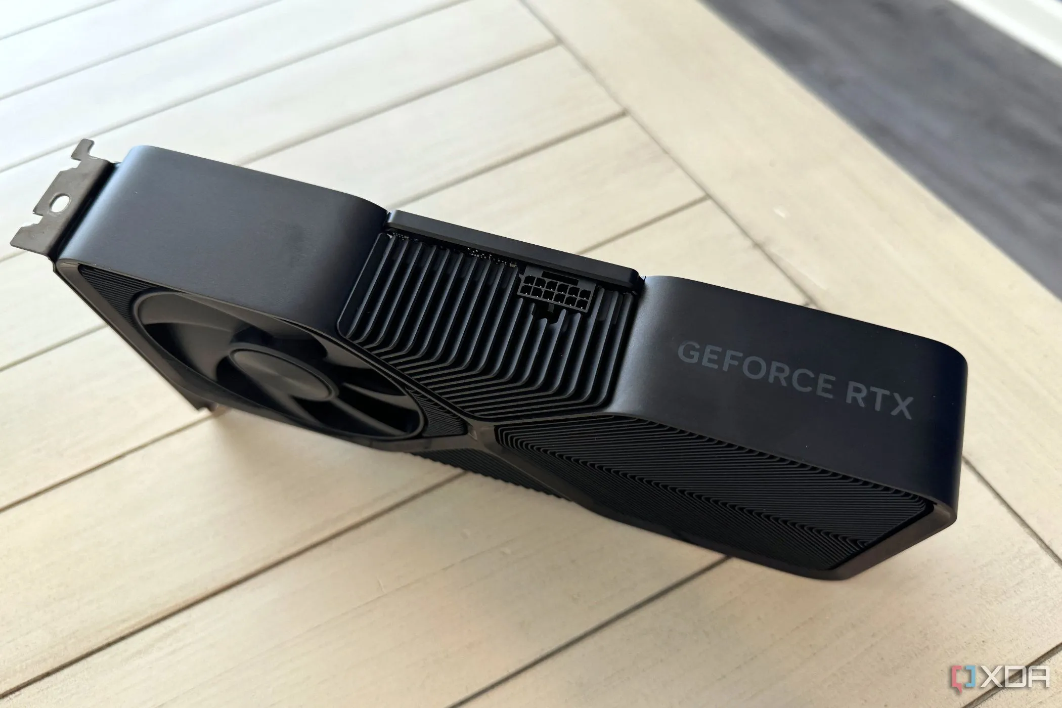 Card đồ họa Nvidia GeForce RTX 4070 Super Founders Edition được trưng bày trên bàn
