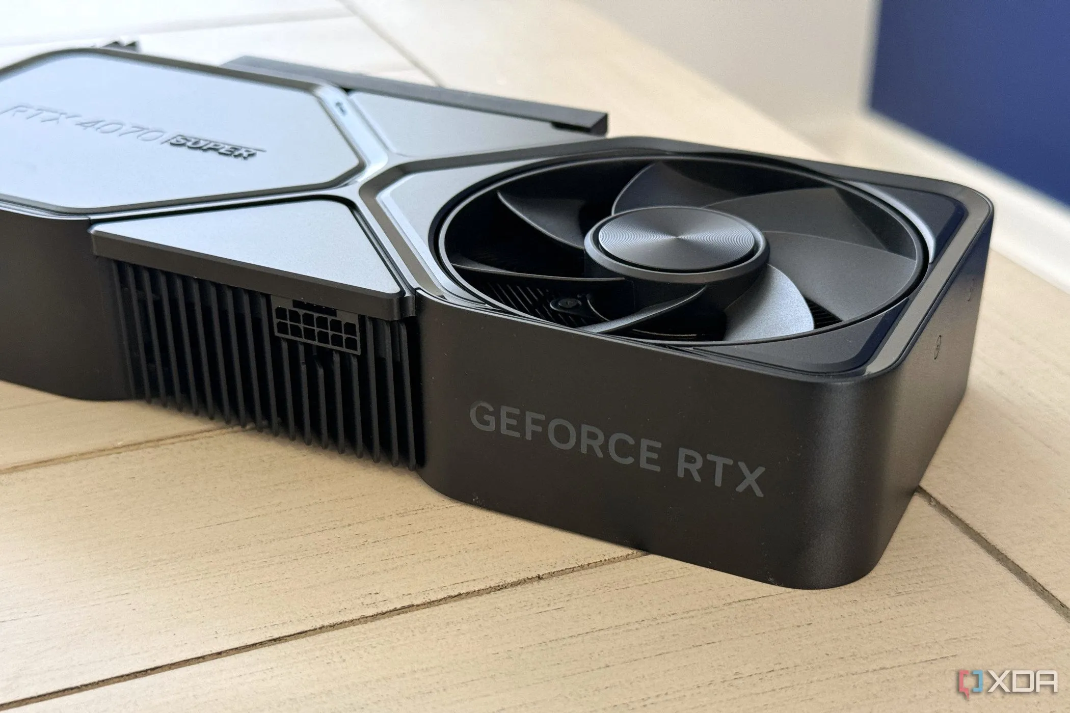 Card đồ họa NVIDIA GeForce RTX 4070 Super, thể hiện sự phức tạp của việc tối ưu cài đặt đồ họa để đạt hiệu năng tốt nhất trong game