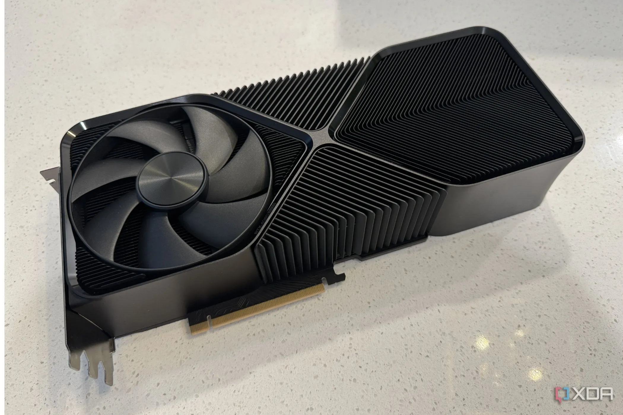Card đồ họa NVIDIA GeForce RTX 4080 Super FE, biểu tượng của hiệu năng cao và chi phí đắt đỏ trong PC gaming.