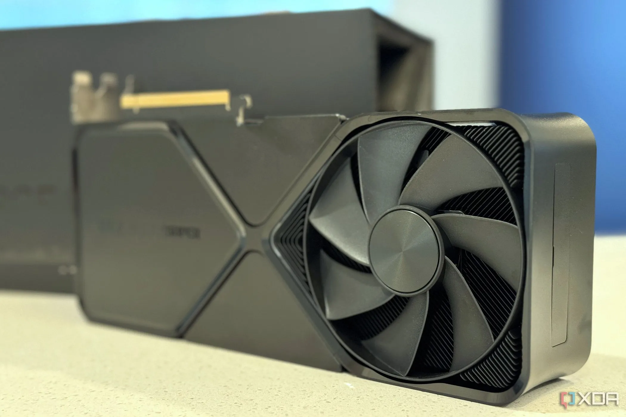 Card đồ họa Nvidia GeForce RTX 4080 Super Founders Edition cùng bao bì sản phẩm