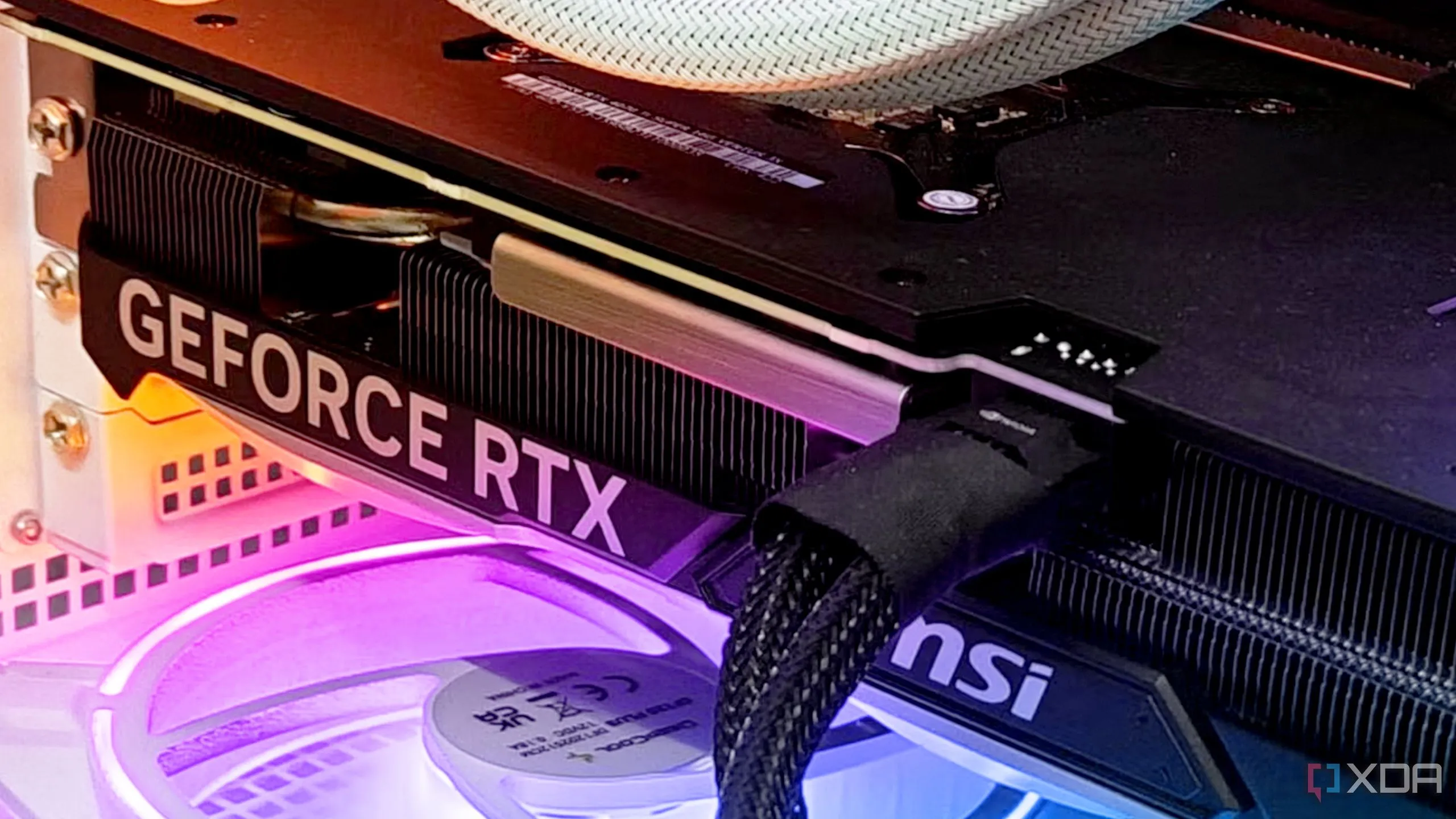 Card đồ họa Nvidia RTX 5000 series với hình ảnh cháy mờ ảo, tượng trưng cho nỗi lo về giá linh kiện PC cao