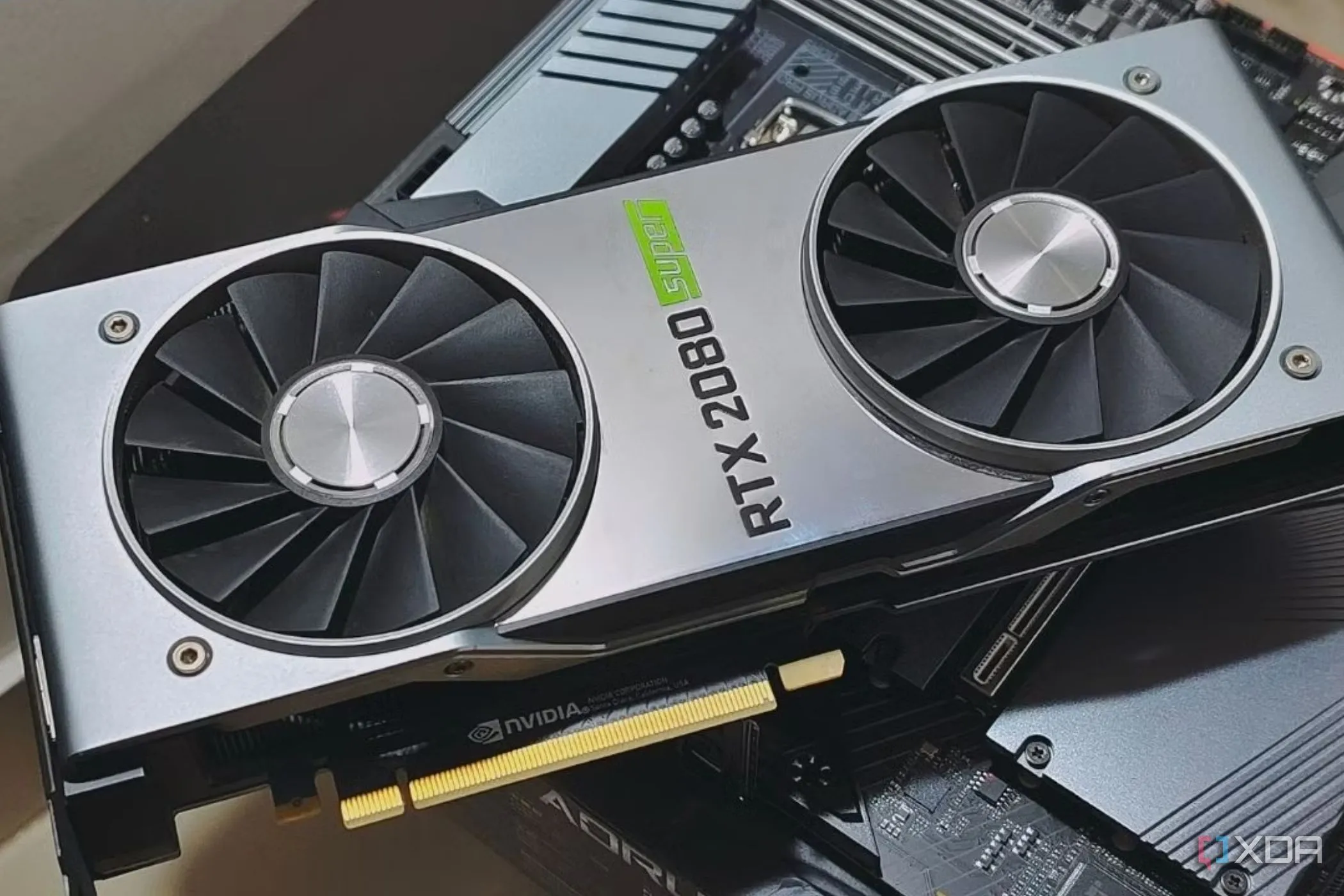 Card đồ họa RTX 2080 Super được gắn trên bo mạch chủ, đại diện cho thế hệ GPU trước đây với dung lượng VRAM có thể không còn đủ cho game hiện đại.