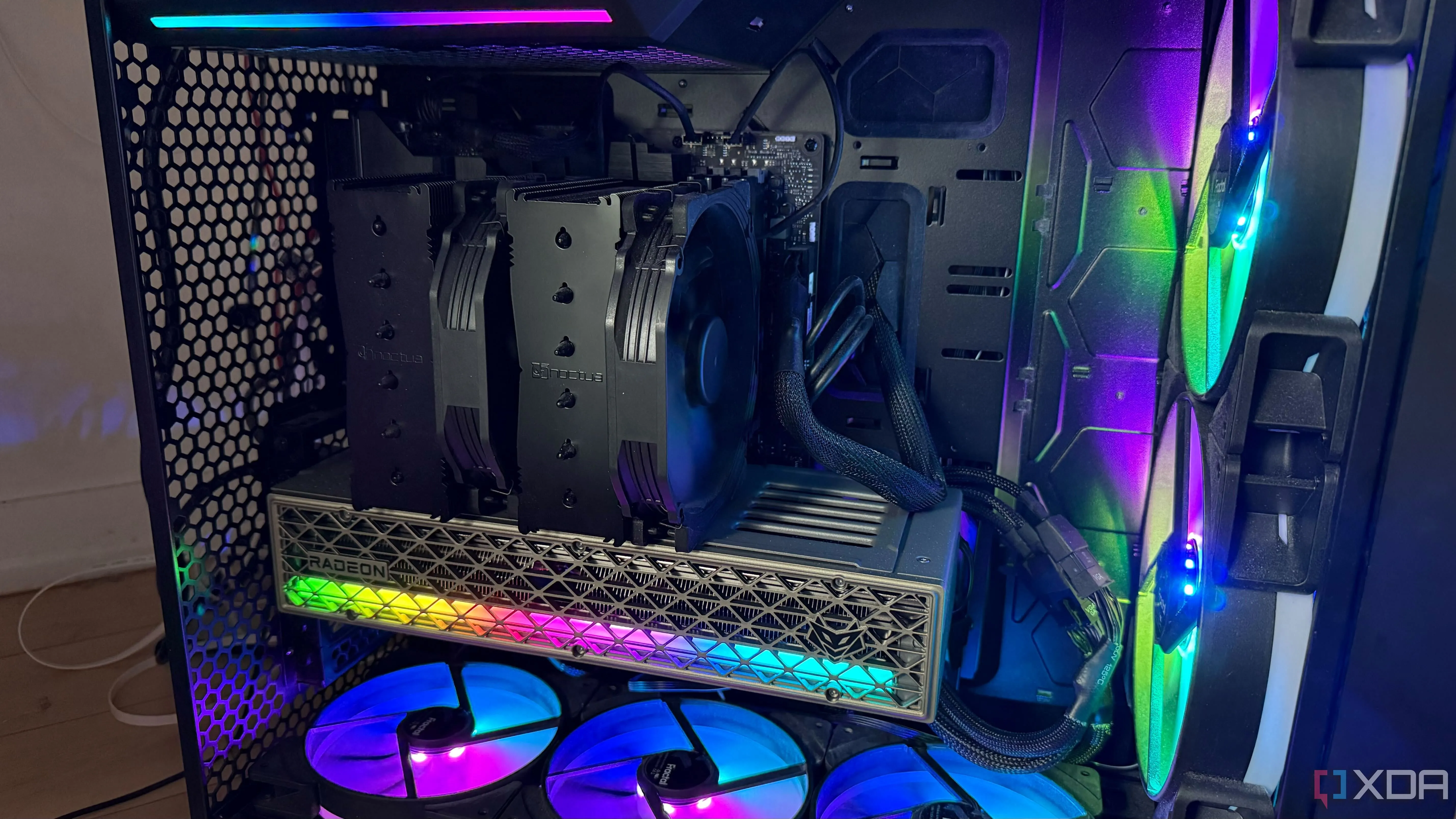 Card đồ họa Sapphire Nitro+ với hệ thống đèn LED RGB nổi bật, tăng tính thẩm mỹ cho bộ máy tính.
