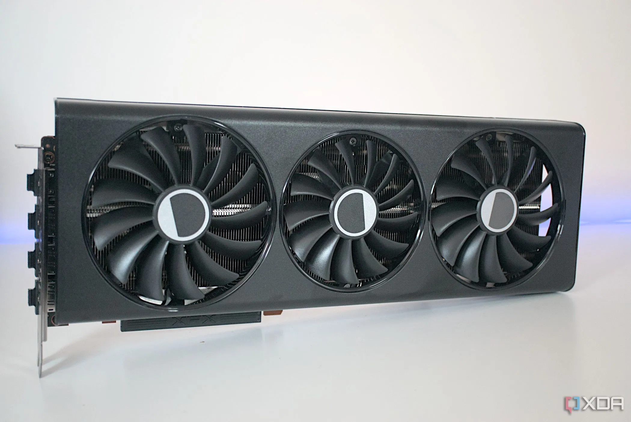 Card đồ họa XFX Radeon RX 7700 XT Speedster 319, tượng trưng cho công nghệ GPU và upscaling trên PC.