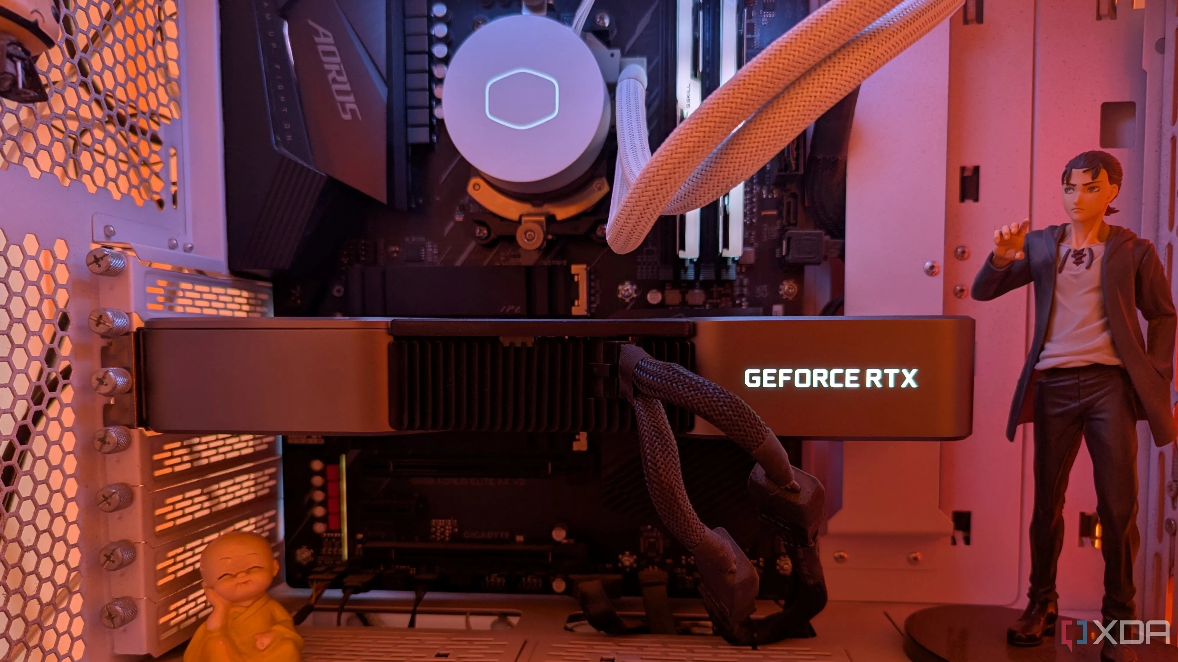 Cấu hình PC gaming cao cấp với card đồ họa RTX 3080 và các linh kiện hiện đại bên trong case