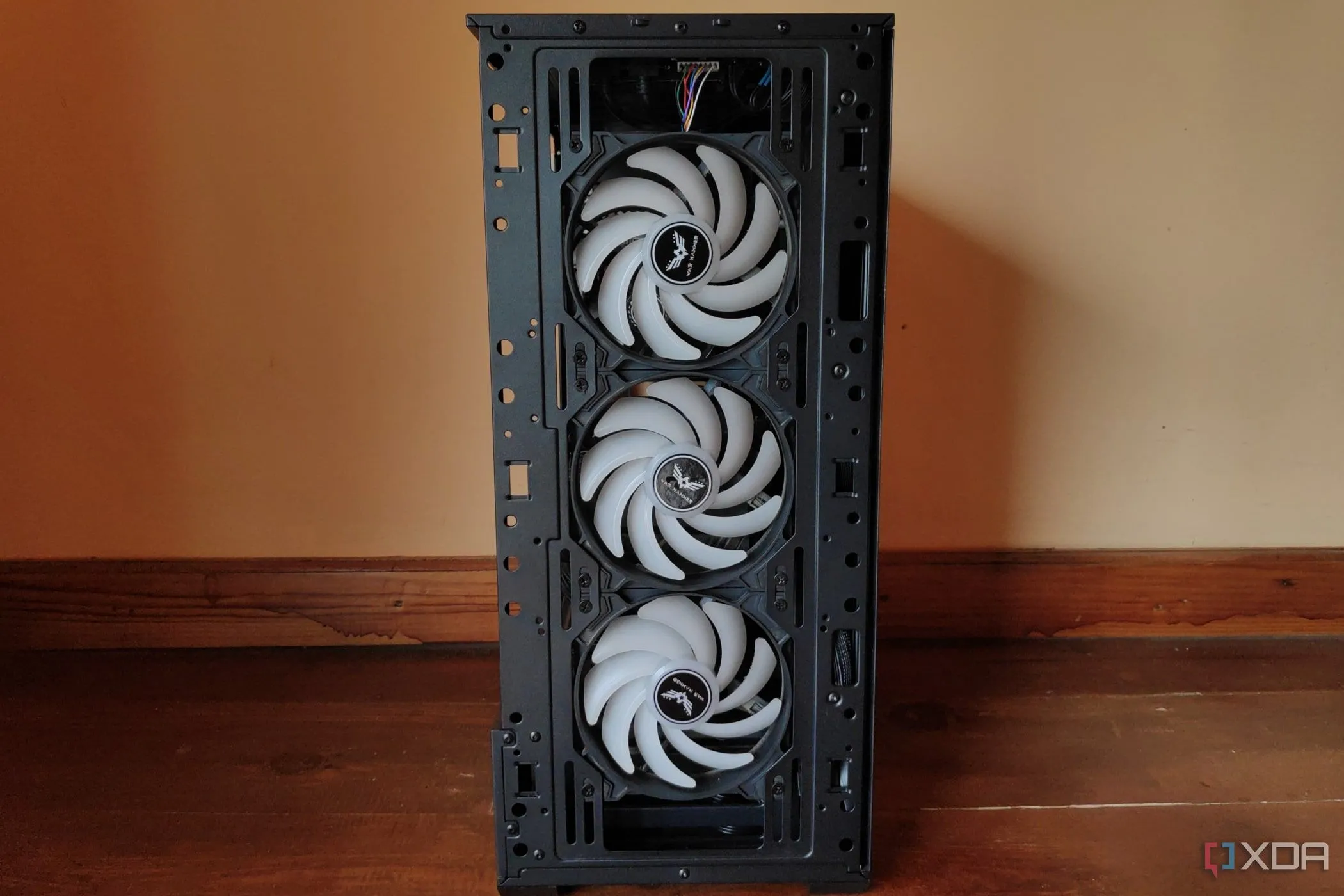 Cấu hình quạt tản nhiệt trong vỏ case MSI Forge 110R với ba quạt War Hammer Kratos được bố trí tối ưu luồng khí