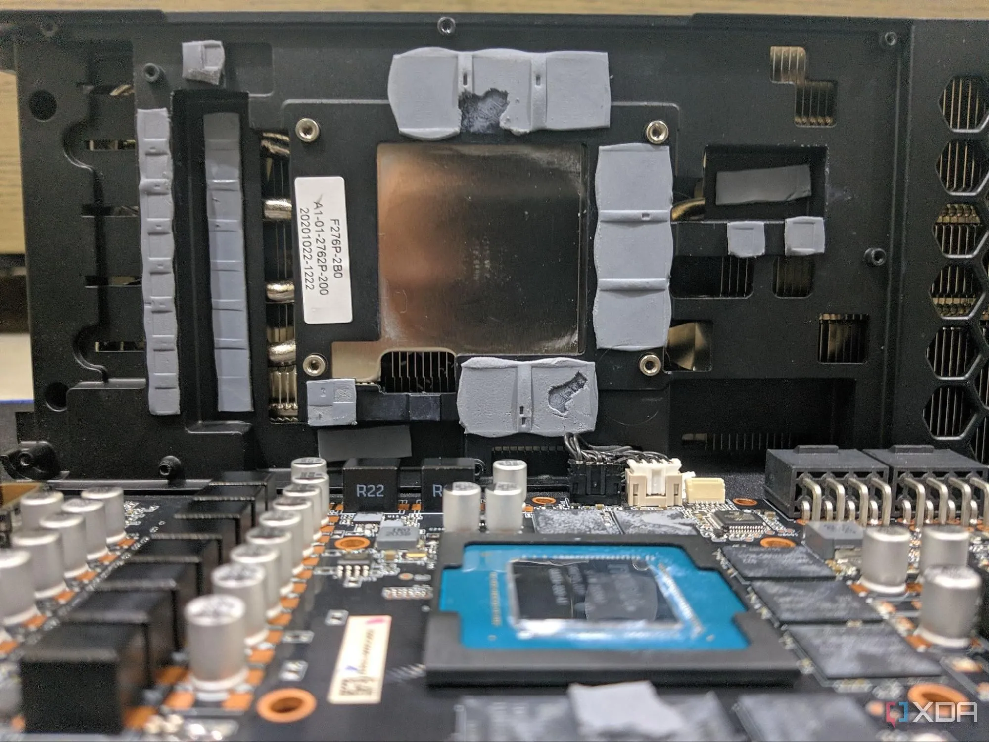 Cấu trúc bên trong GPU RTX cùng bộ tản nhiệt và miếng dán tản nhiệt