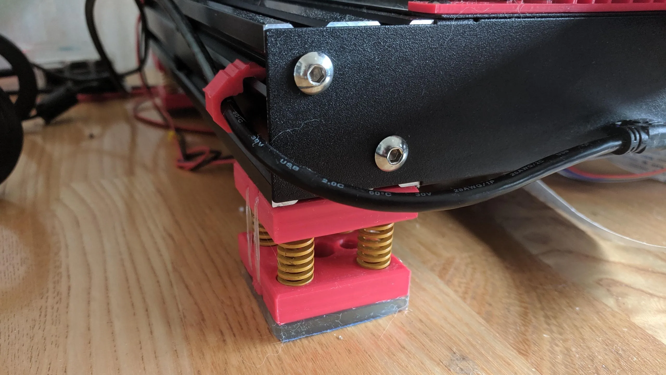 Chân đế giảm rung được in 3D và lắp đặt dưới máy in 3D, giúp giảm tiếng ồn và độ rung khi hoạt động
