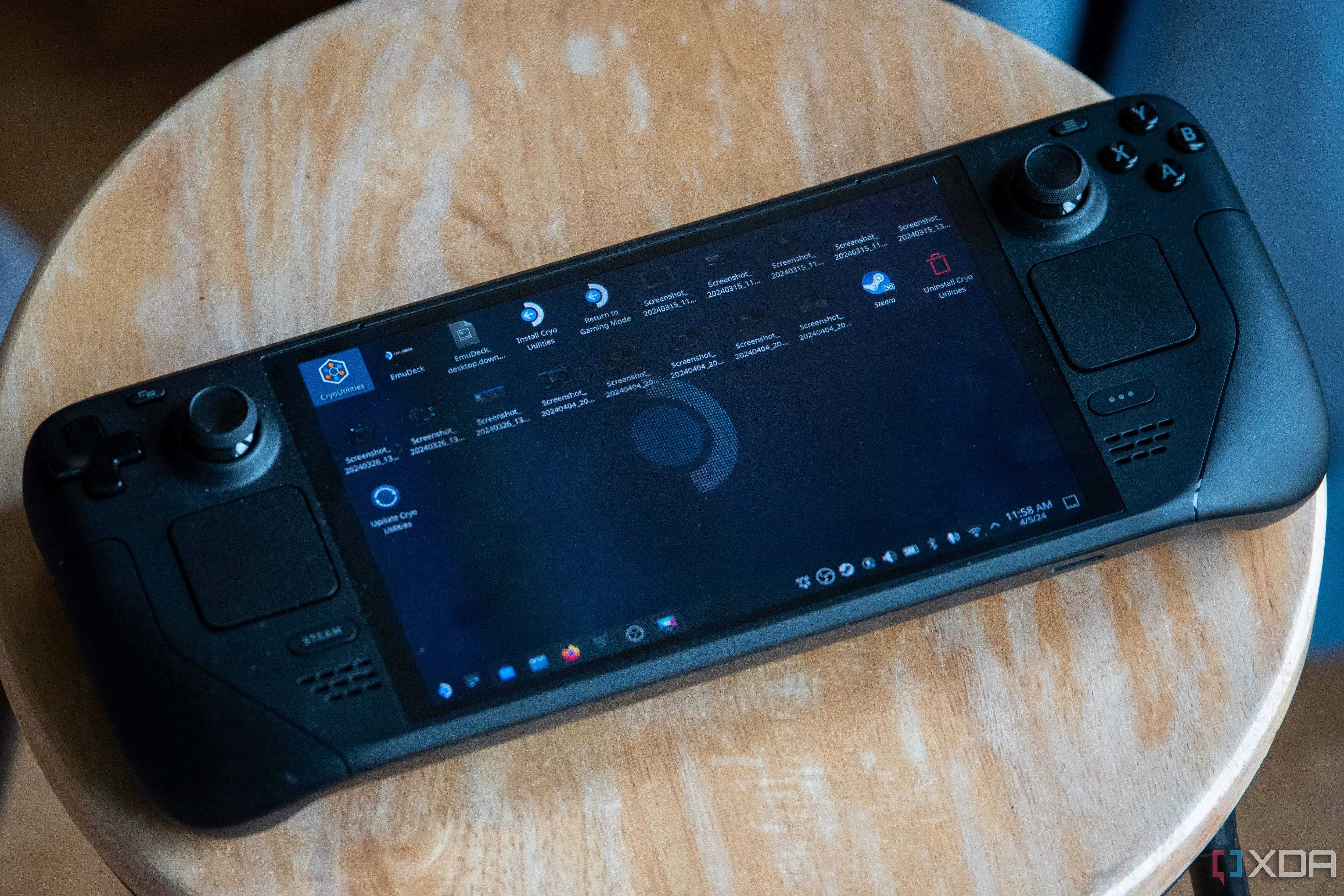 Chế độ desktop của Steam Deck OLED hiển thị môi trường Linux, minh họa khả năng chơi game trên nền tảng này.