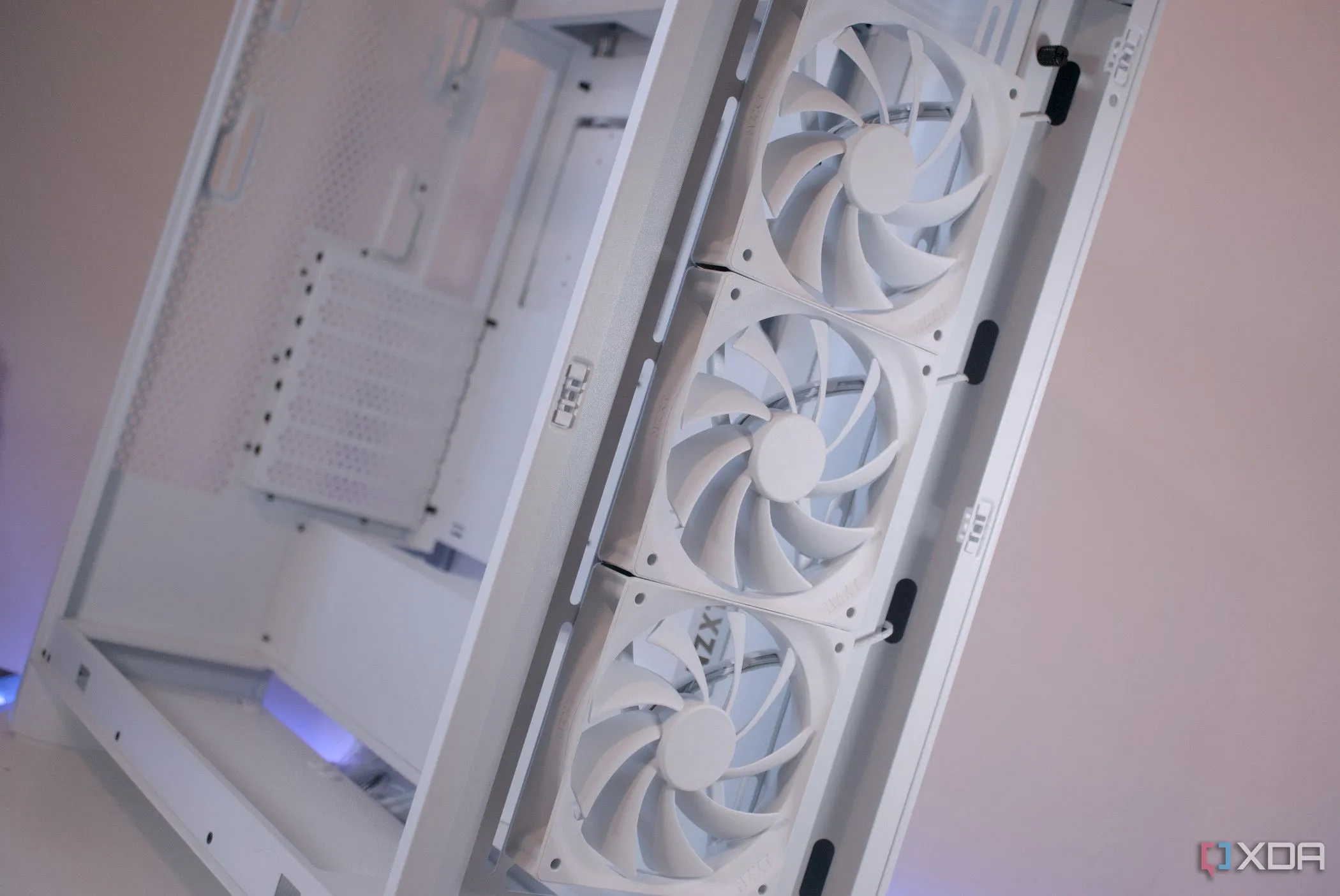 Chi tiết quạt làm mát phía trước của case NZXT H7 Flow (2024) hoạt động bình thường, biểu tượng cho vai trò quan trọng của quạt PC trong việc tản nhiệt và lưu thông khí cho hệ thống.