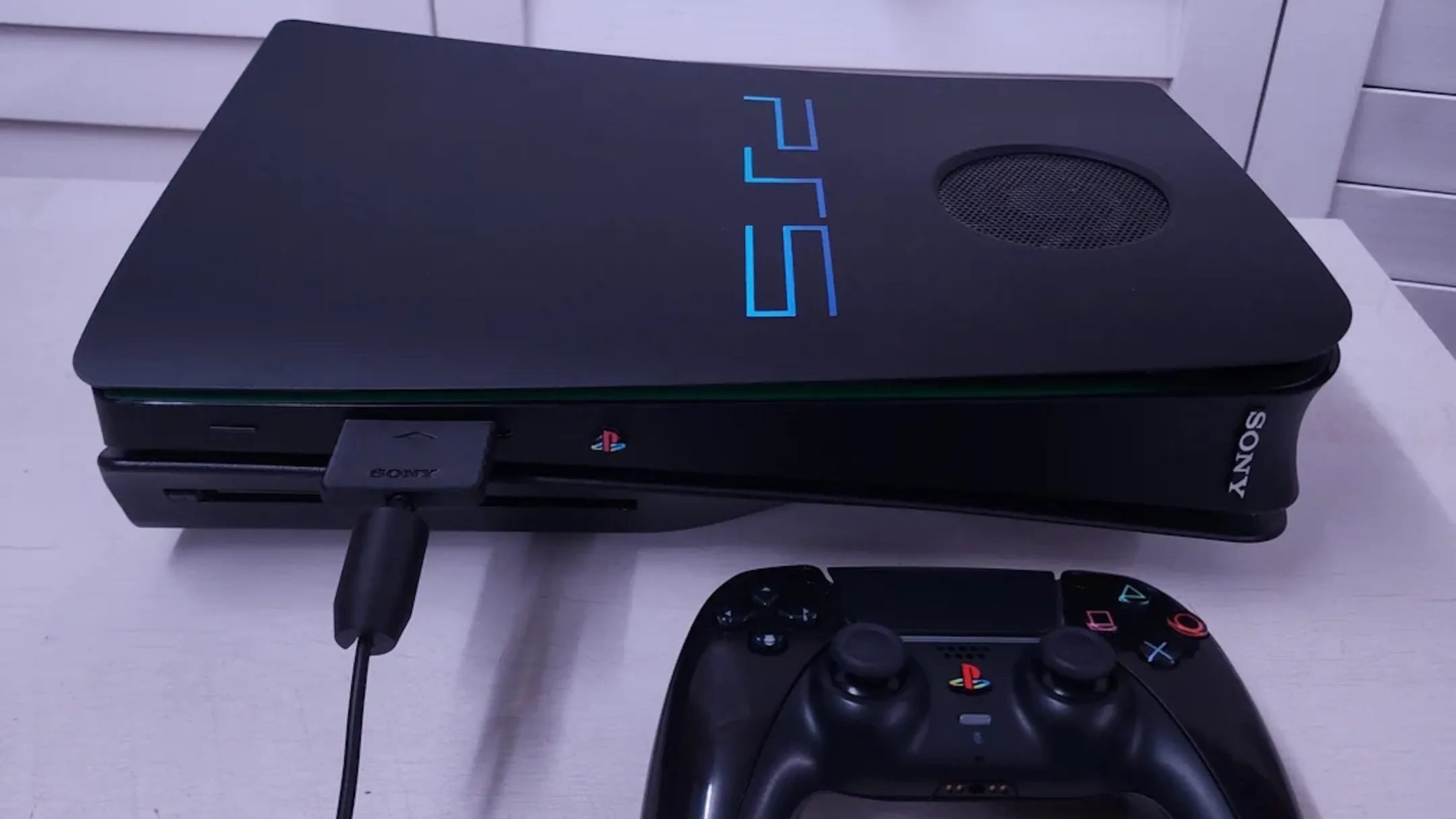 Chiếc PS5 được tùy chỉnh giống PS2