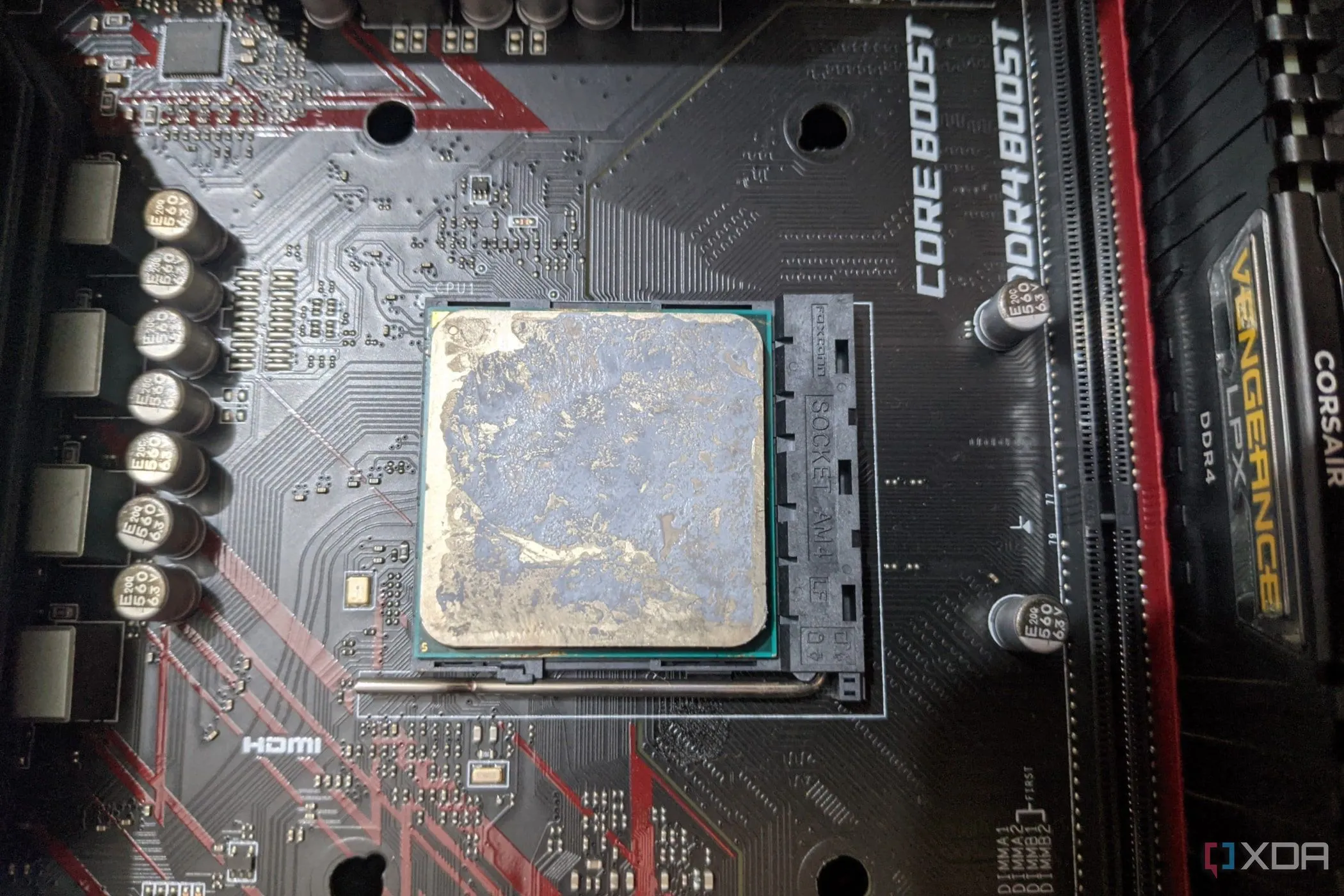 Chip AMD Ryzen 1600 với keo tản nhiệt đã khô hoặc bị lem, dấu hiệu cho thấy có thể cần thay thế.